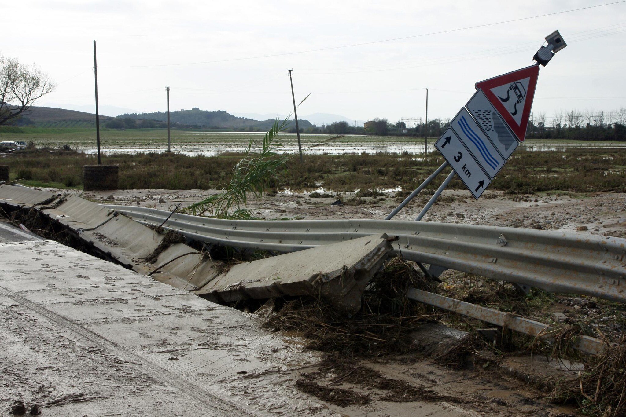 Il centro Italia in ginocchio a causa dell’ondata di maltempo degli ultimi giorni, la Maremma in particolare è stata duramente colpita. Prosegue la ricostruzione ad Albinia, ancora parzialmente invasa dall’acqua. Oggi pomeriggio i funerali di due delle vittime del grossetano.