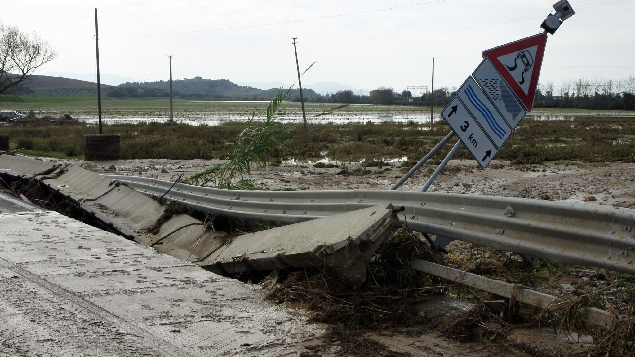 Il centro Italia in ginocchio a causa dell’ondata di maltempo degli ultimi giorni, la Maremma in particolare è stata duramente colpita. Prosegue la ricostruzione ad Albinia, ancora parzialmente invasa dall’acqua. Oggi pomeriggio i funerali di due delle vittime del grossetano.