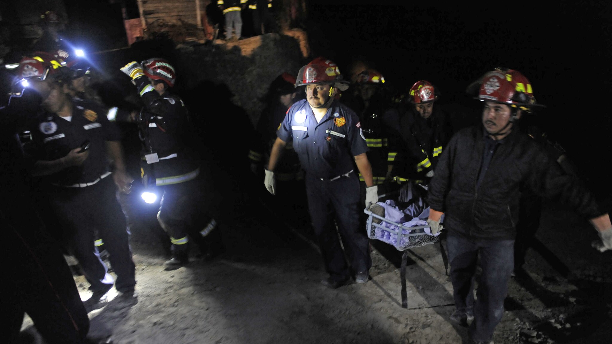 Il bilancio del sisma di magnitudo 7.4 che ieri ha scosso la costa sul Pacifico del Guatemala è grave: 48 i morti, 155 i feriti e decine i dispersi: il numero di persone non rinvenute fa temere che il bilancio finale delle vittime possa essere ancora peggiore.