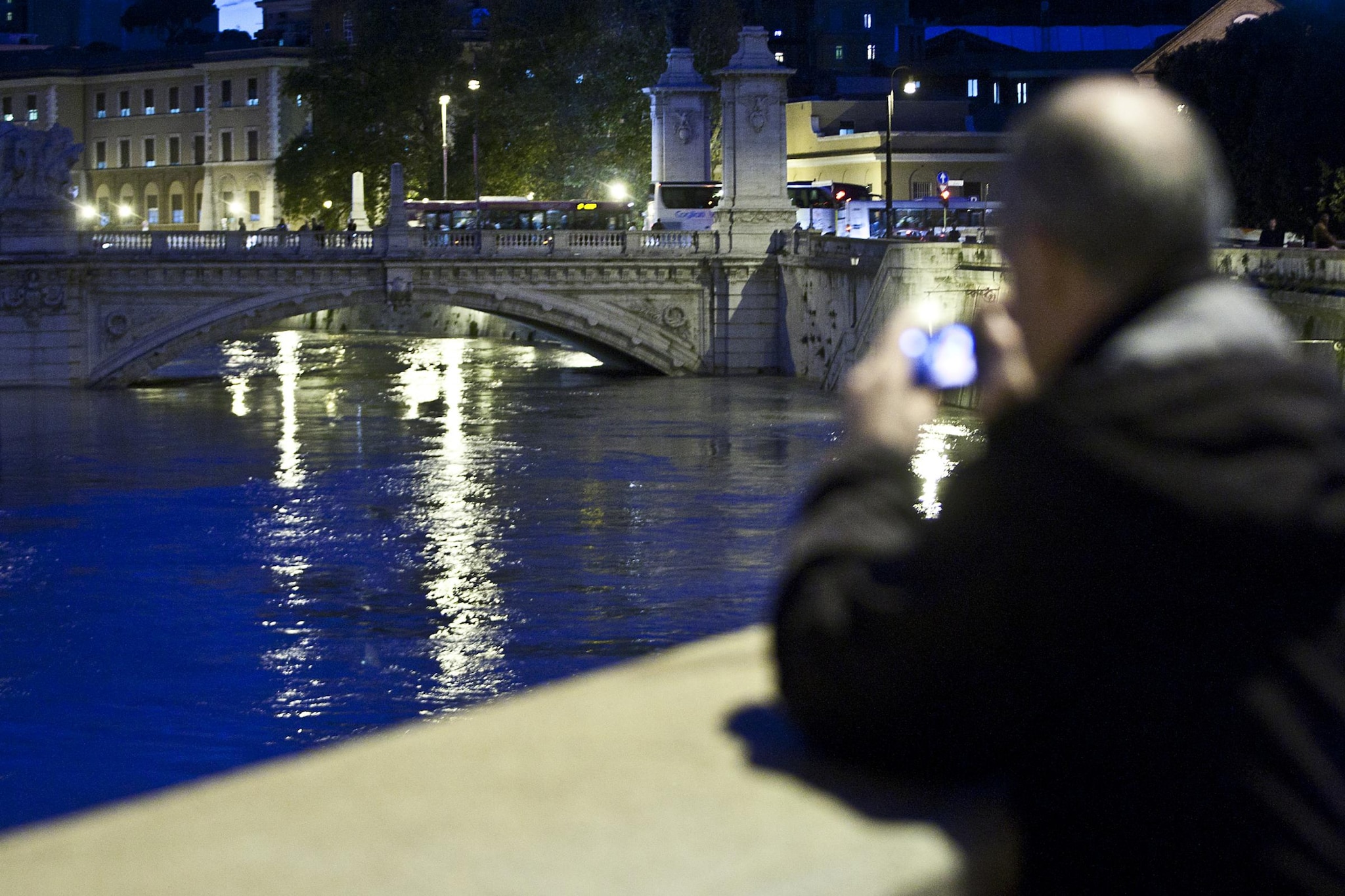 Previste al Sud e in Sicilia forti piogge nelle prossime ore, mentre al Centro-Nord si contano i danni dei nubifragi e della piena del Tevere. Fango in Toscana che col sole diventa “cemento”, nel Lazio scende il livello del Tevere. Oggi il vertice con Monti.