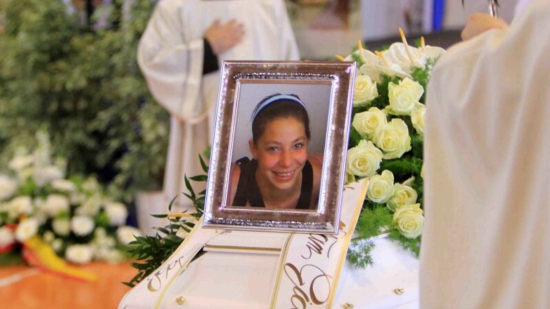 Solo ieri l’agenzia Ansa aveva reso noto, due anni dopo la scomparsa della giovane di Brembate, i risultati degli esami autoptici che definivano con certezza l’orario della sua morte: “Meno di un’ora dall’uscita dalla palestra”. Ma pm e consulente dei Gambirasio hanno dei dubbi.