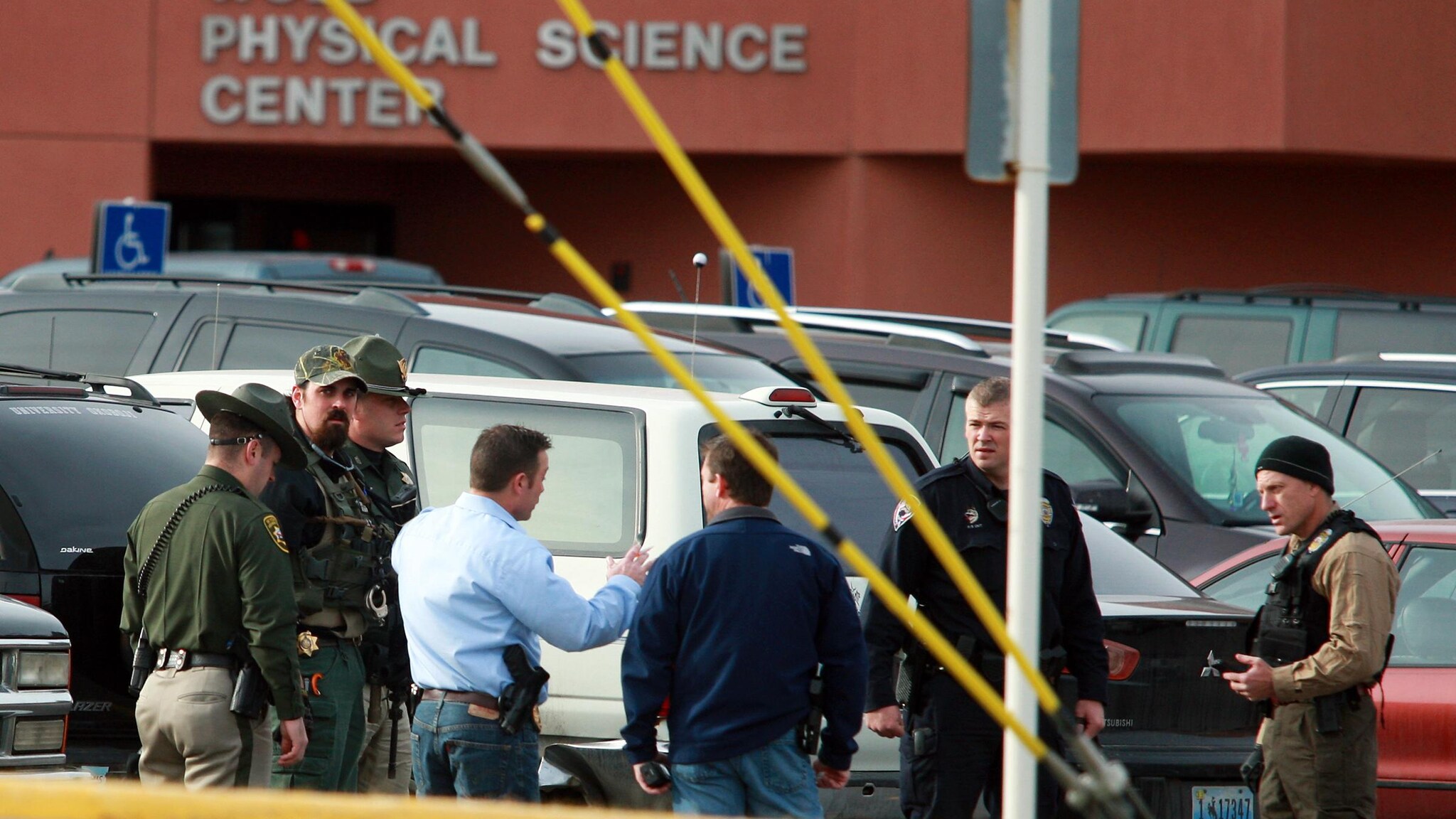 Sono almeno tre le vittime di un attacco che sarebbe avvenuto con arco e frecce nel Casper College in Wyoming. I fatti sono ancora poco chiari ma pare che qualcuno abbia ucciso un professore e una donna per poi suicidarsi.