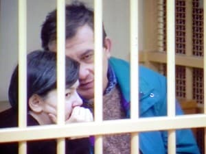 Azouz Marzouk nel 2006 perse suo figlio Youssef, di 2 anni, e sua moglie Raffaella Castagna: un delitto per il quale sono stati condannati all’ergastolo due coniugi, Olindo e Rosa Romano. Ma per Azouz, che ancora chiede giustizia, “sono solo dei poveretti che stanno pagando la loro ingenuità”.