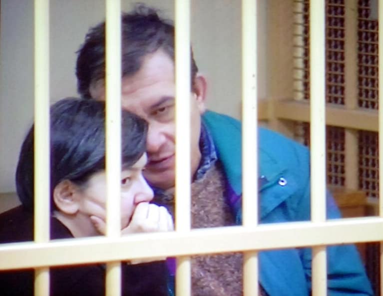 Azouz Marzouk nel 2006 perse suo figlio Youssef, di 2 anni, e sua moglie Raffaella Castagna: un delitto per il quale sono stati condannati all’ergastolo due coniugi, Olindo e Rosa Romano. Ma per Azouz, che ancora chiede giustizia, “sono solo dei poveretti che stanno pagando la loro ingenuità”.