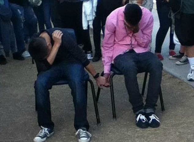 arizona ragazzi puniti preside tenetevi per mano