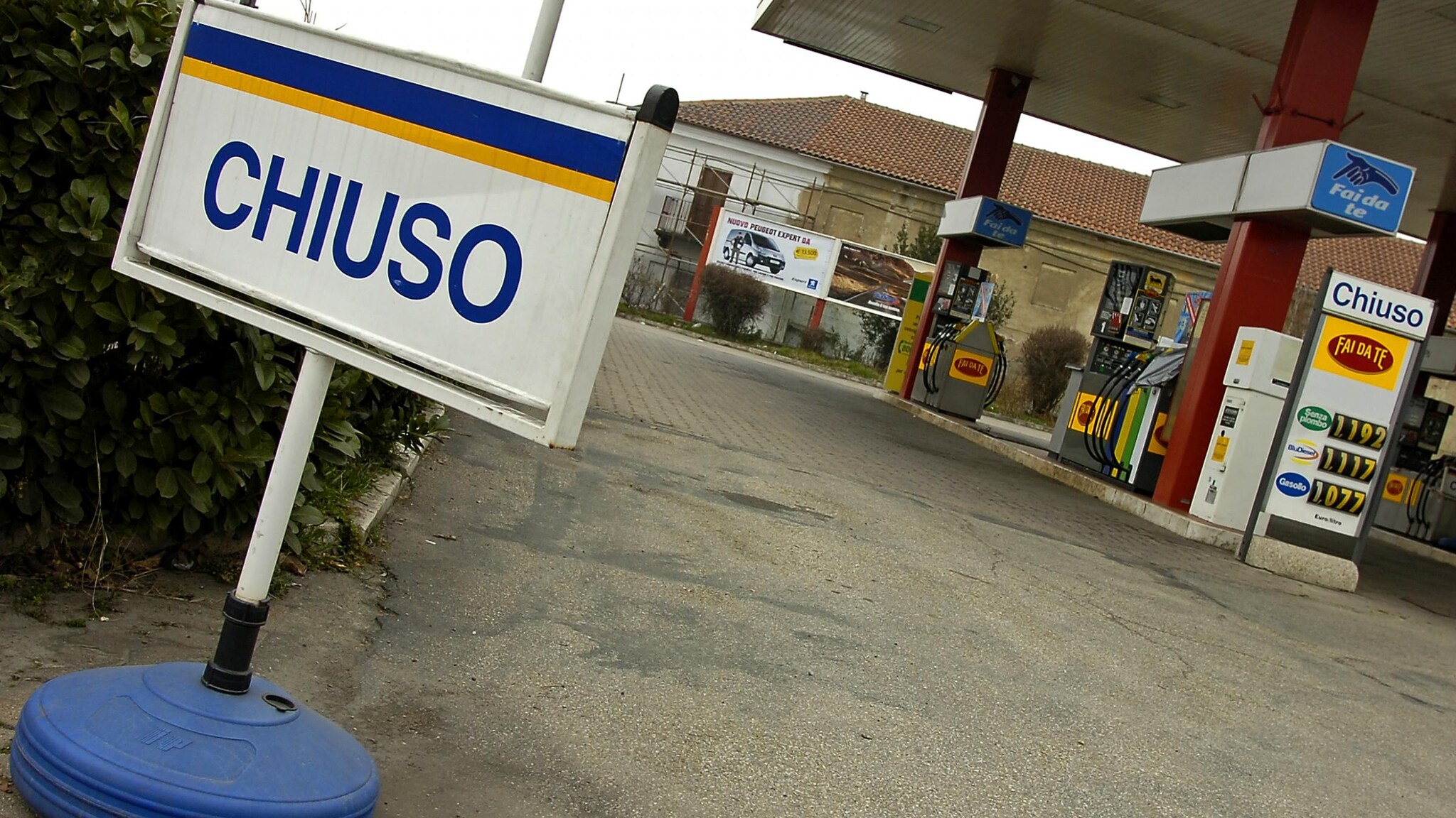 I benzinai incrociano le braccia per due giorni, lo sciopero è confermato e le pompe resteranno chiuse dalle 19 di questa sera fino alle 7 di venerdì mattina su rete ordinaria, mentre in autostrada lo stop è dalle 22 dell’11 dicembre alle 22 del 13.