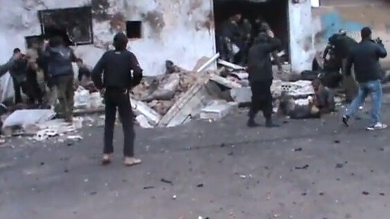 Siriani colpiti indistintamente dai cacciabombardieri di Assad che hanno sganciato le loro bombe su tutti, compresi donne e bambini. È stato colpito un panificio nella provincia centrale di Hama, centinaia di vittime e numerosi feriti.