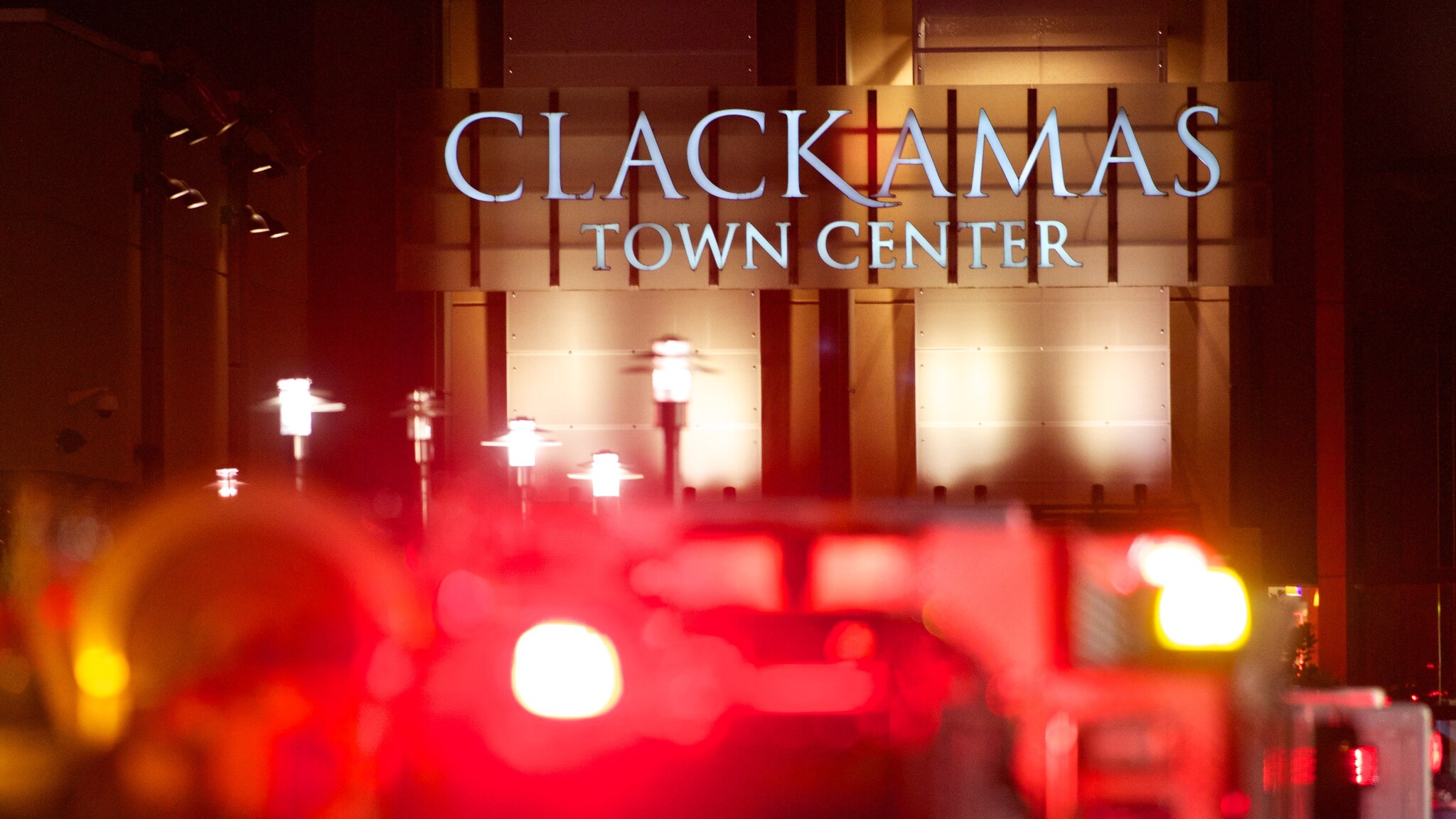 Ennesima strage in America dove, in un centro commerciale di Portland, nell’Oregon, un uomo col volto coperto e un fucile ha aperto il fuoco in un centro commerciale e ha ucciso almeno 2 persone. La terza vittima è lo stesso aggressore.