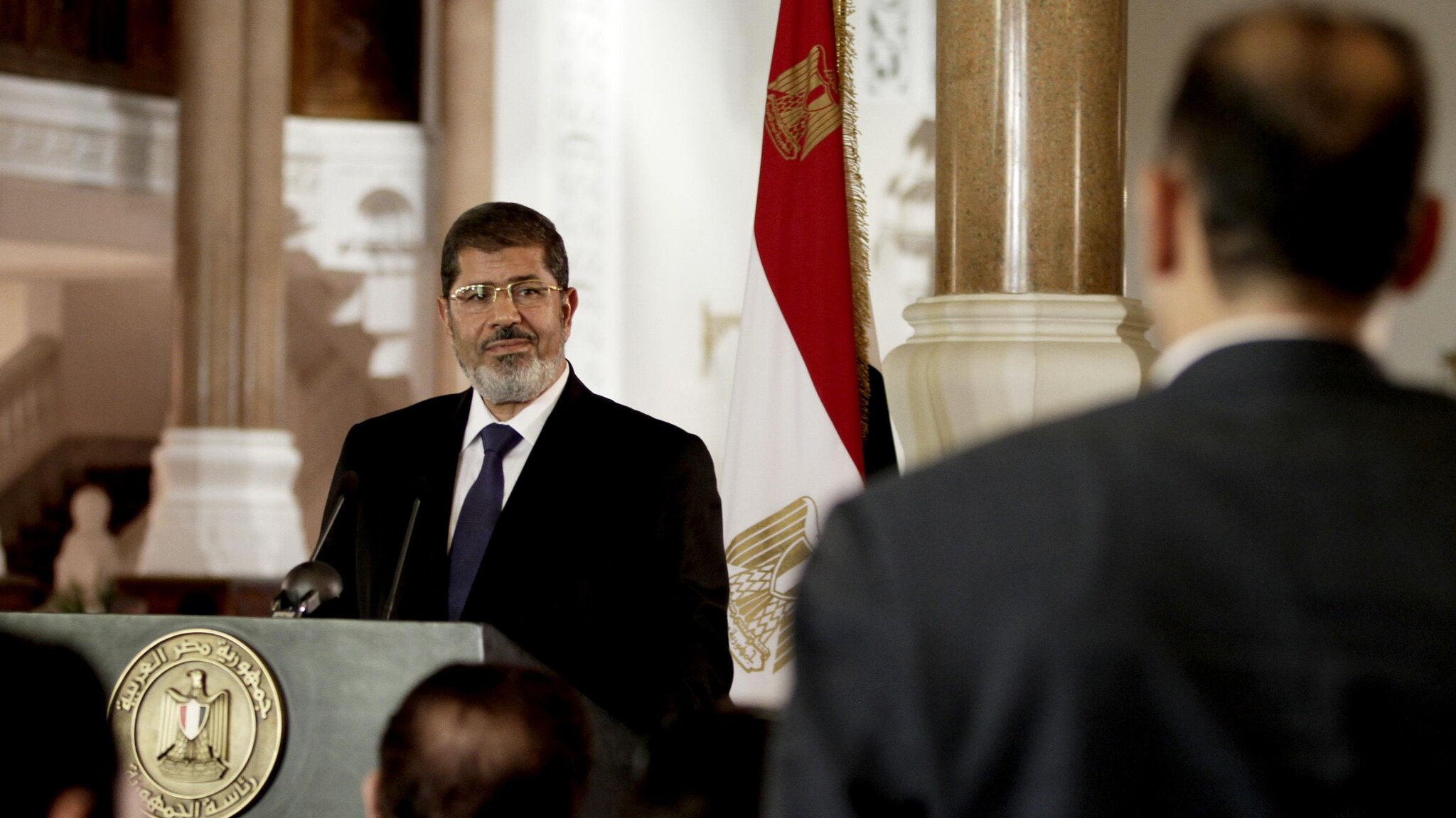 Il presidente egiziano non cede sul decreto contestato e conferma il referendum, poi apre un dialogo con l’opposizione. Ma la risposta dei manifestanti è negativa, per El Baradei “la porta è chiusa”. Interviene anche Obama: mettere da parte le divergenze per il bene del Paese.