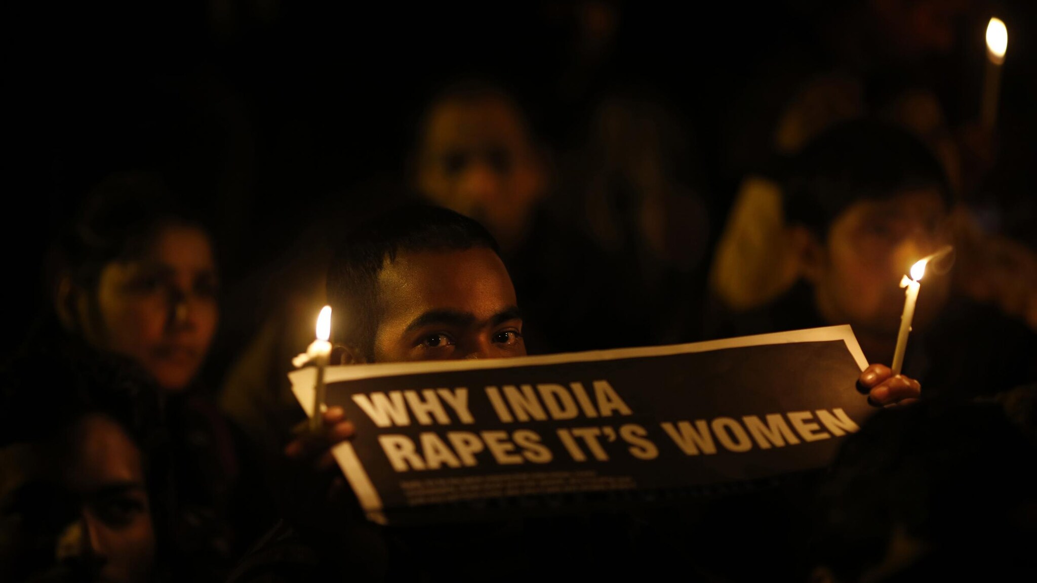 Annullate in India diverse celebrazioni di Capodanno per rendere omaggio alla giovane studentessa stuprata e poi morta dopo qualche giorno. In tanti continuano a chiedere giustizia, anche la sua famiglia che chiede l’impiccagione per i sei stupratori.