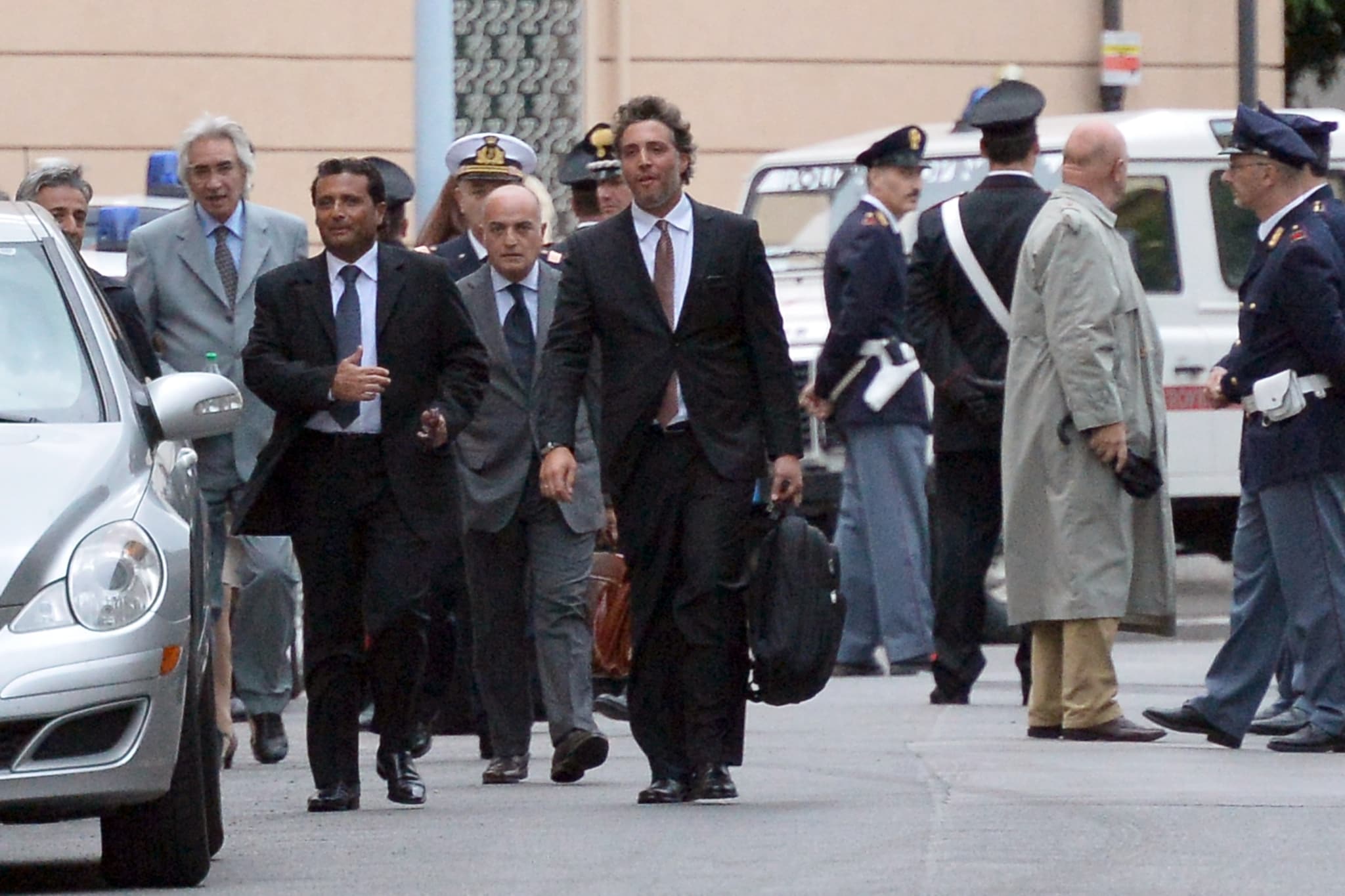 A quasi un anno dal naufragio della Costa Concordia arriva notizia che Bruno Leporatti, l’avvocato che sin dall’inizio ha difeso Francesco Schettino, ha rimesso il suo mandato. Nessuna spiegazione né commento per motivare il suo gesto.