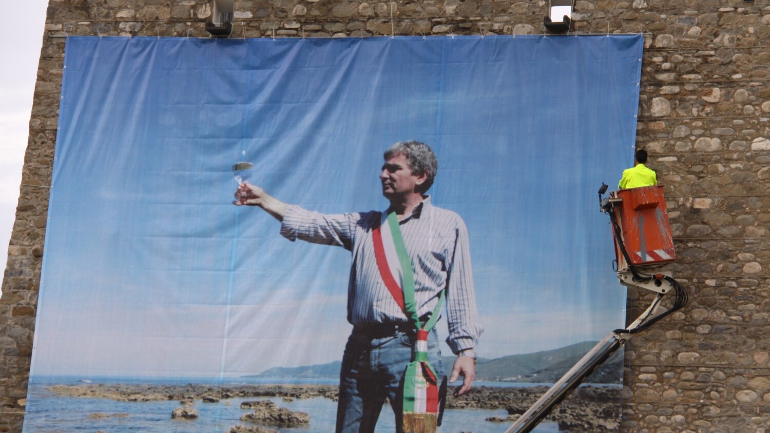 Un collaboratore di giustizia ha fornito importanti informazioni riguardo la morte di Angelo Vassallo, il “sindaco pescatore” di Pollica (Salerno) ucciso due anni fa. Il pentito è ritenuto attendibile.