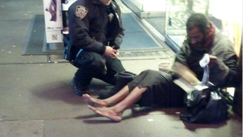 Uno scatto rubato da una turista aveva fatto il giro del web: immortalava un momento commovente, il gesto di un agente che aveva donato un paio di stivali a un senzatetto scalzo. Ma quest’ultimo è ora di nuovo a piedi nudi. Perché? L’ha spiegato lui stesso al New York Times.