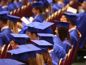 Istat, lavoro: per i giovani meglio essere diplomati che laureati