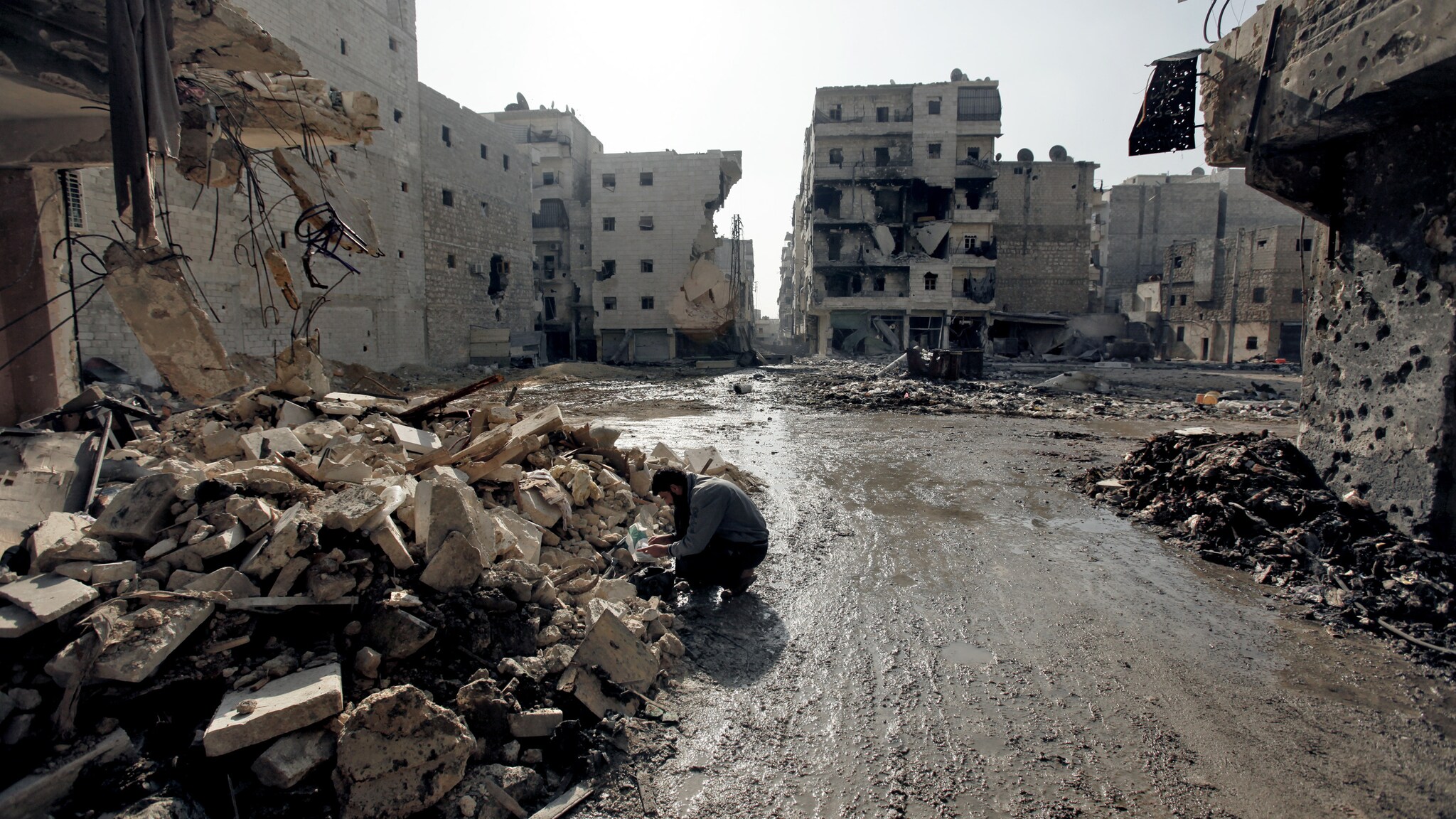 Anche oggi in Siria ci sono stati altre giovani vittime: il governo ha parlato, lo ha detto l’agenzia Sana, di un attacco terroristico in una scuola vicino Damasco che avrebbe causato 29 vittime. Intanto, dopo Obama, anche la Nato avverte Assad sulle armi chimiche.