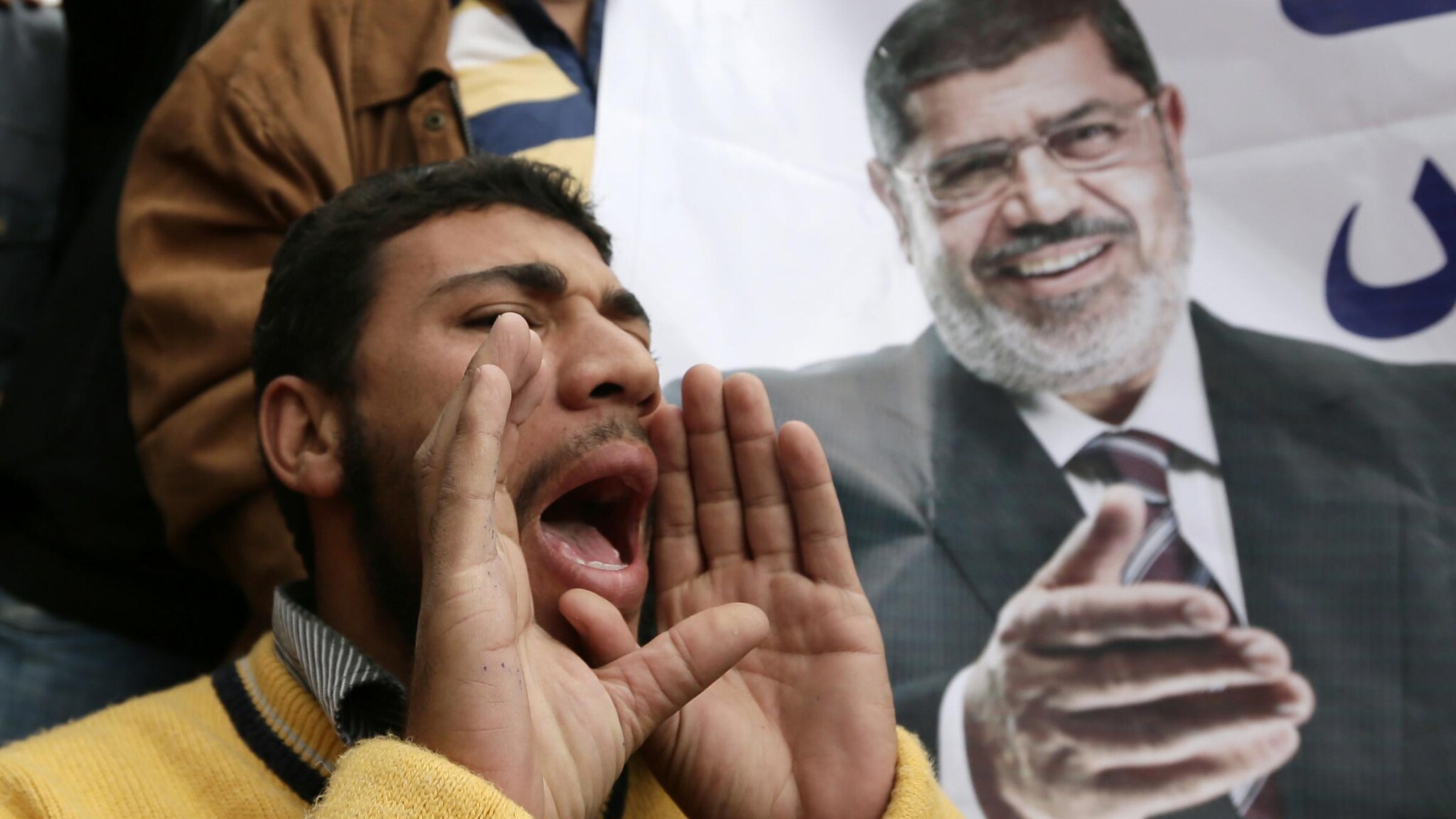 È stata un’altra notte di guerriglia al Cairo tra i sostenitori e gli oppositori di Morsi: almeno 5 persone sono morte e i feriti sono 446. Fuori dal palazzo presidenziale schierati carri armati, intanto tutti i consiglieri del governo si dimettono.