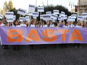 Una ricerca Ansa-Eures mostra che è donna un terzo delle vittime di omicidio in Italia. Un fenomeno drammatico, quello del femminicidio, con 7 donne su 10 uccise in famiglia. La metà dei casi al nord.