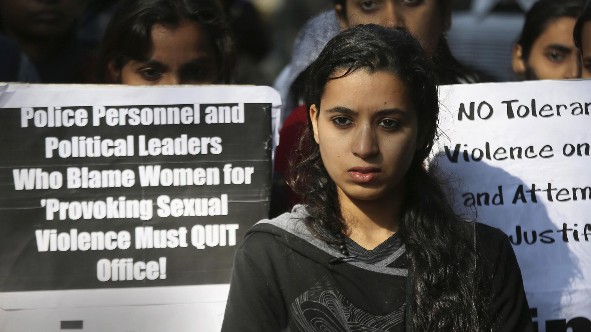 Una violenza brutale nei confronti di una studentessa 23enne di New Delhi che, dopo essere stata sequestrata su un autobus insieme a un amico, è stata violentata e poi lanciata fuori dal veicolo in corsa. Il capo della polizia: “Pena di morte per questa gente”.