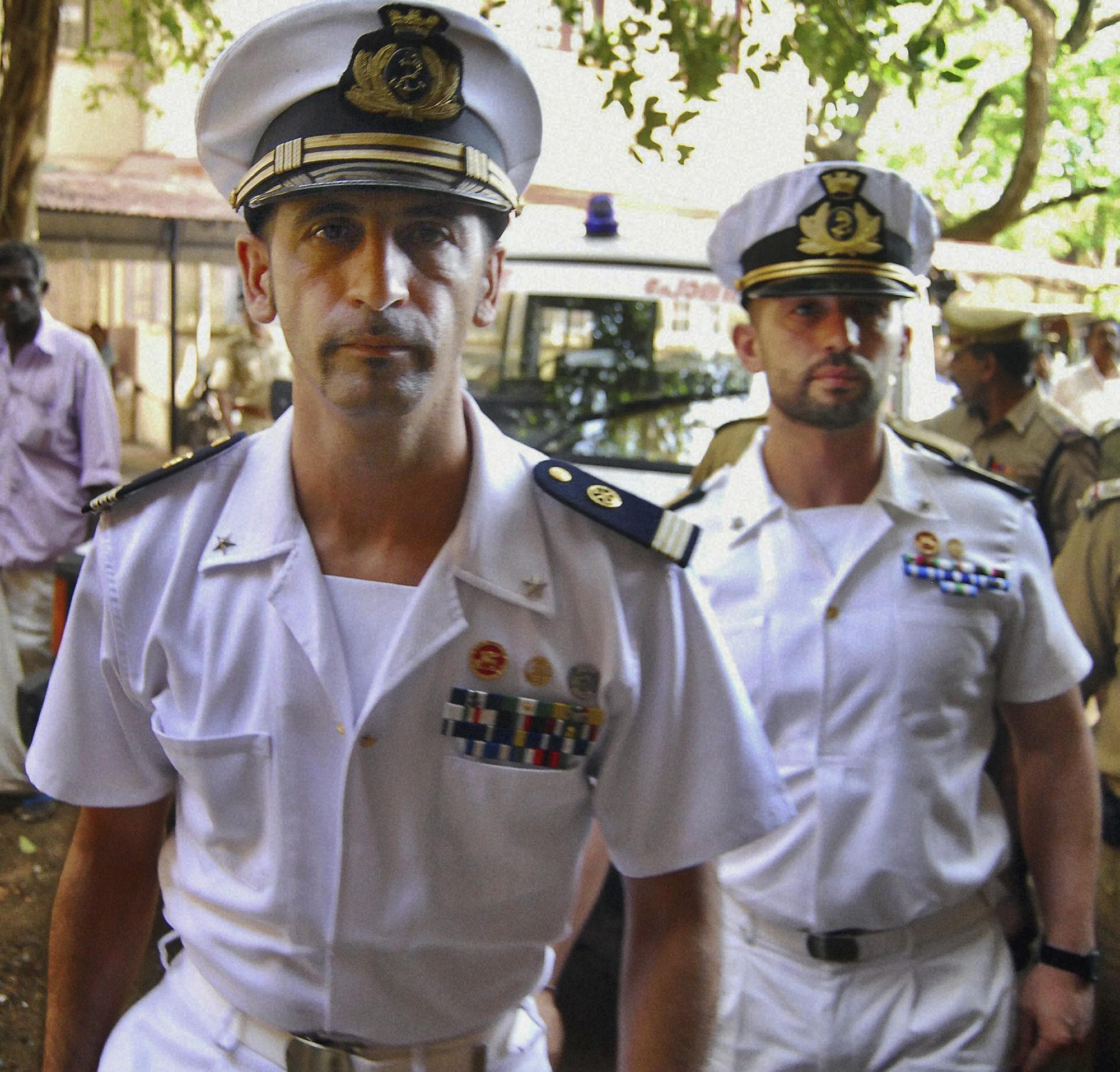 Massimiliano Latorre e Salvatore Girone sono i due militari italiani che dallo scorso 15 febbraio sono trattenuti in India perché accusati di aver ucciso due pescatori. Oggi l’Alta Corte del Kerala ha concesso una licenza natalizia ai due, poi dovranno tornare in India per il processo. La cronaca di un caso che sta creando tensioni tra Roma e New Delhi.