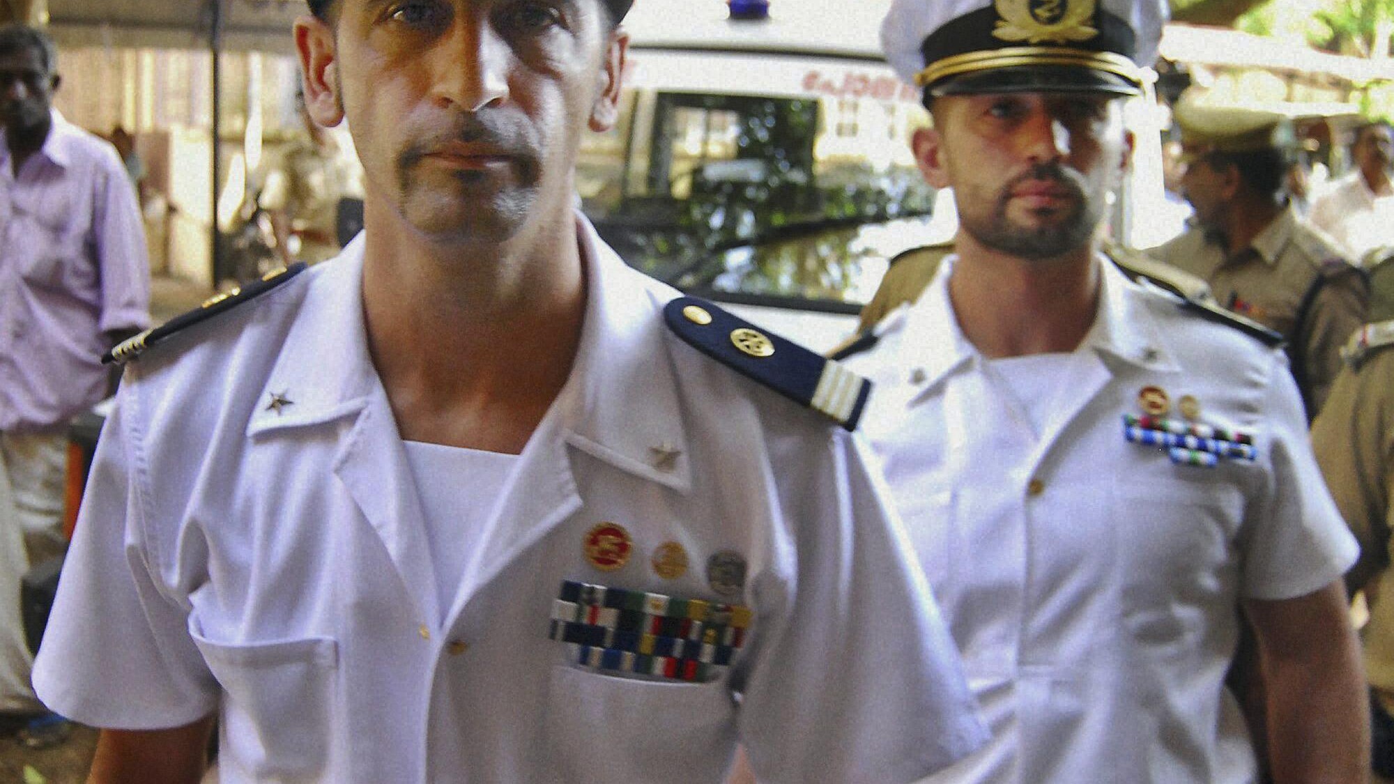 Massimiliano Latorre e Salvatore Girone sono i due militari italiani che dallo scorso 15 febbraio sono trattenuti in India perché accusati di aver ucciso due pescatori. Oggi l’Alta Corte del Kerala ha concesso una licenza natalizia ai due, poi dovranno tornare in India per il processo. La cronaca di un caso che sta creando tensioni tra Roma e New Delhi.