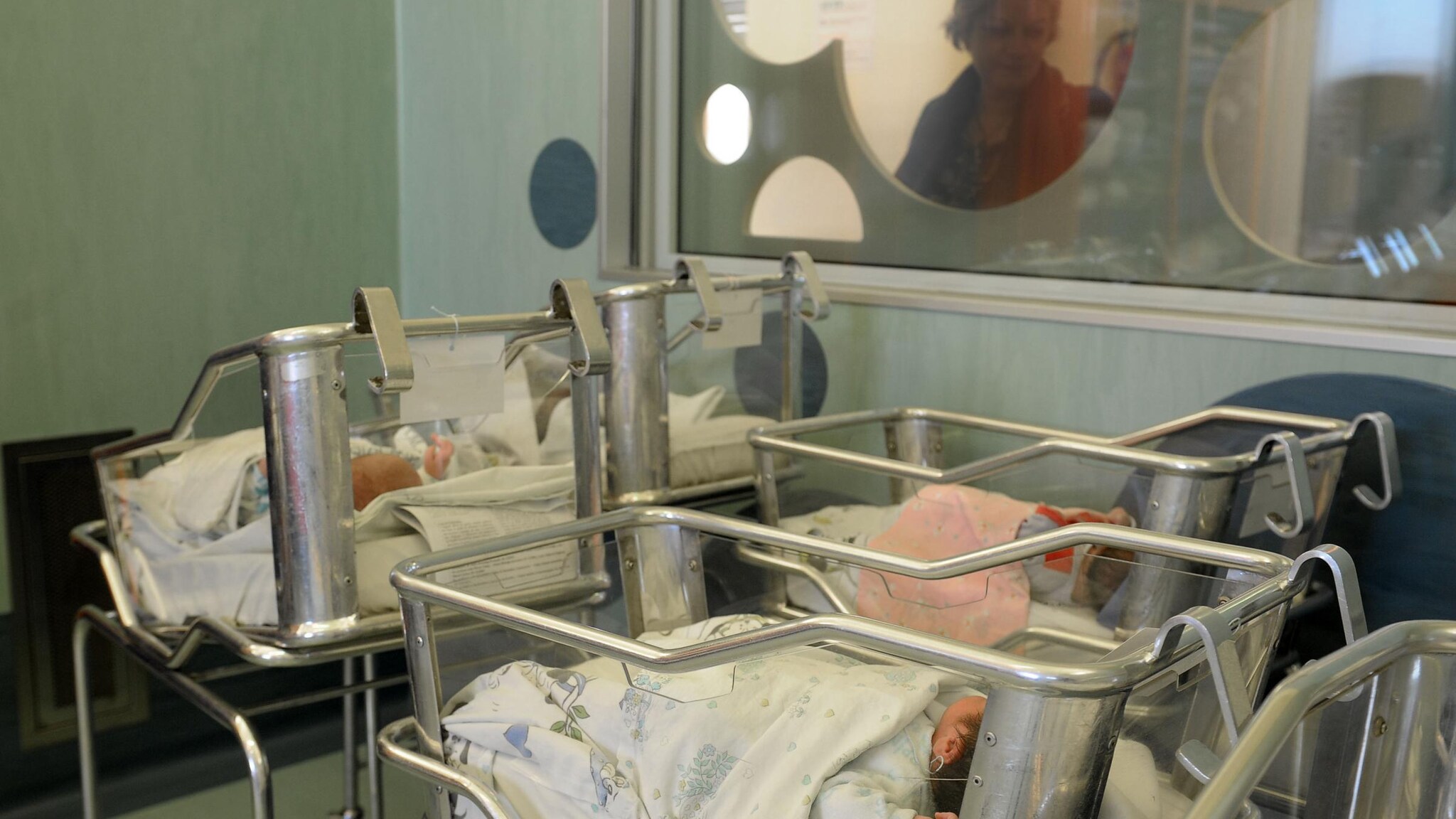 I decessi dei due piccoli sono avvenuti in meno di 24 ore, il primo neonato è morto la mattina di Natale e il secondo nella notte tra il 25 e il 26. La Procura ha aperto un’indagine dopo le denunce dei genitori.