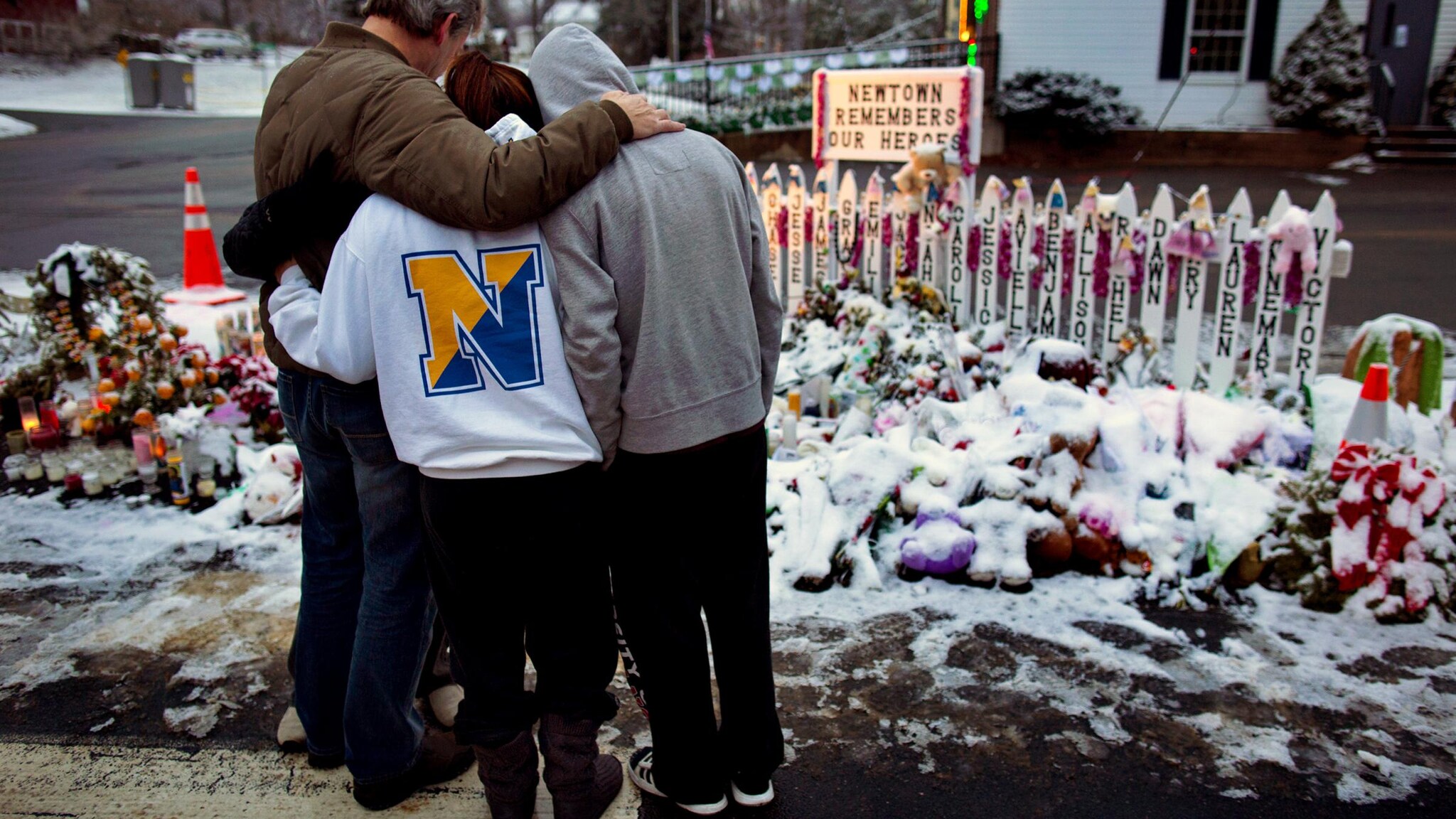 Lei, sei anni, ha vissuto l’inferno della Sandy Hook da una classe diversa da quella in cui Lanza ha ucciso più bambini ma da allora non dorme e non vuole tornare a scuola. I genitori chiedono un risarcimento perché lo Stato ha fallito.