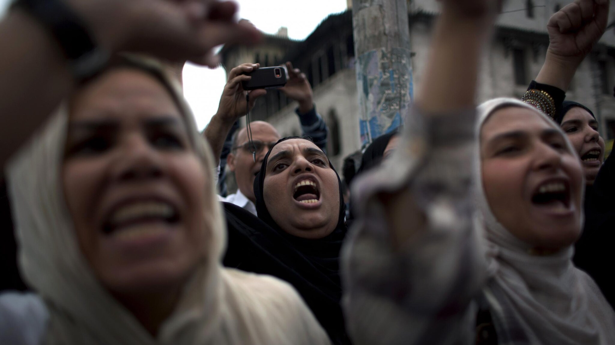 Continuano gli scontri al Cairo che ieri hanno costretto il presidente Morsi a scappare dal palazzo. Migliaia di sostenitori del capo dello Stato sono scesi in strada per cacciare gli oppositori che per tutta la notte sono rimasti accampati davanti al palazzo presidenziale.