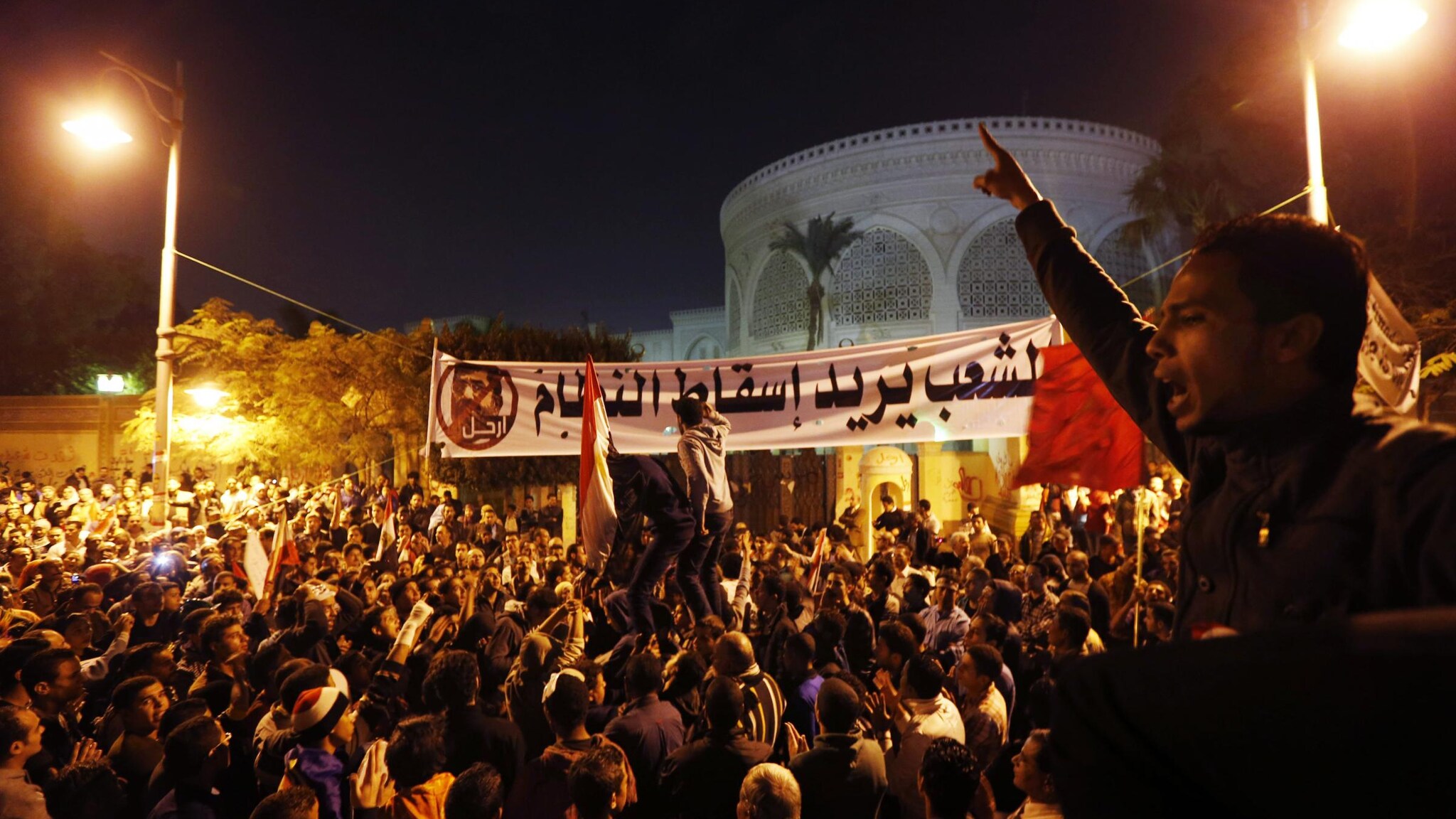Il presidente egiziano, in seguito alle violente proteste al Cairo, ha annullato il decreto con cui aveva aumentato i suoi poteri ma ha confermato che il referendum sulla Costituzione si terrà come previsto. Decisione che non piace agli oppositori che tornano in piazza.