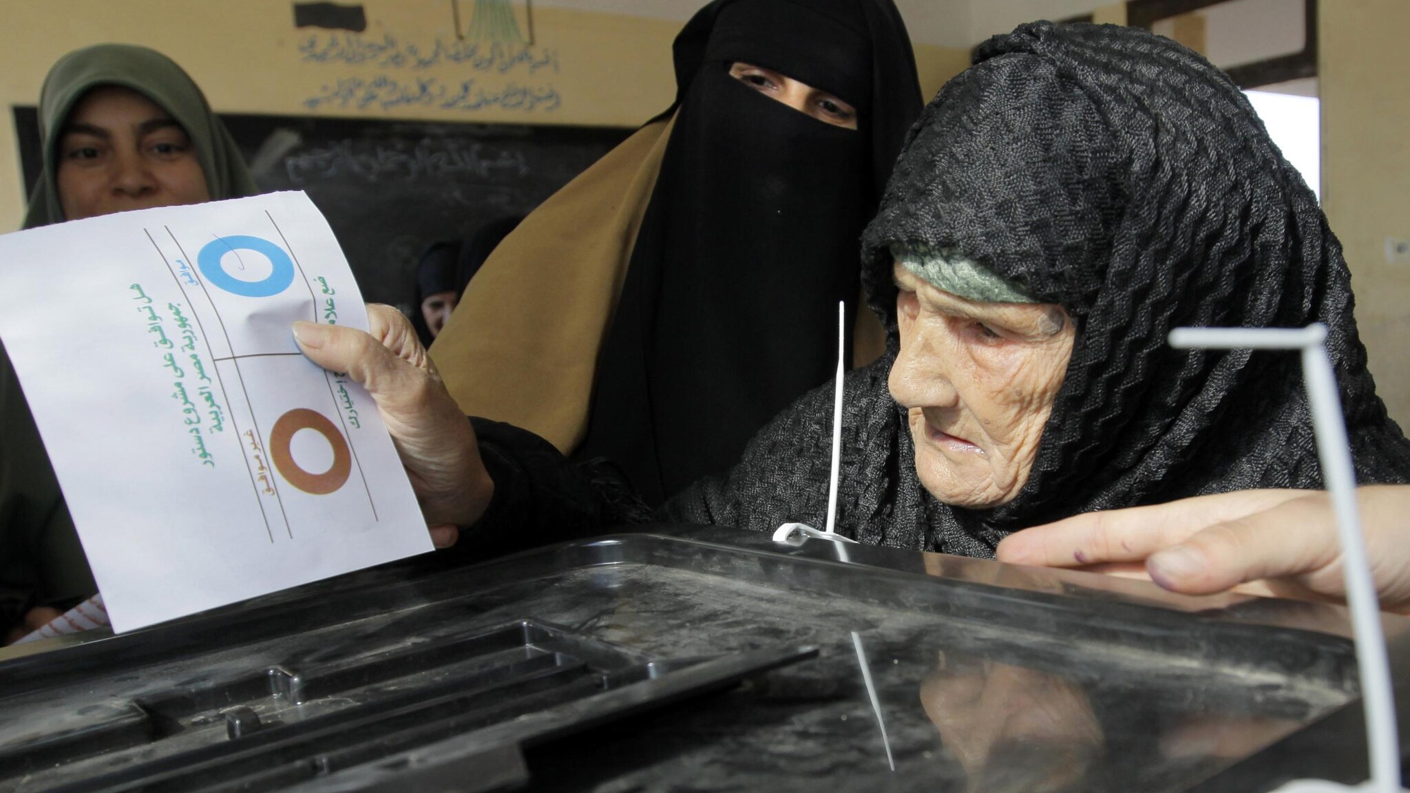 I Fratelli Musulmani fanno sapere che complessivamente il 63.8% dei votanti ha detto sì alla nuova Costituzione ispirata alla sharia e voluta dal presidente Morsi. La stessa Costituzione che ha diviso il Paese e ha scatenato dure violenze.