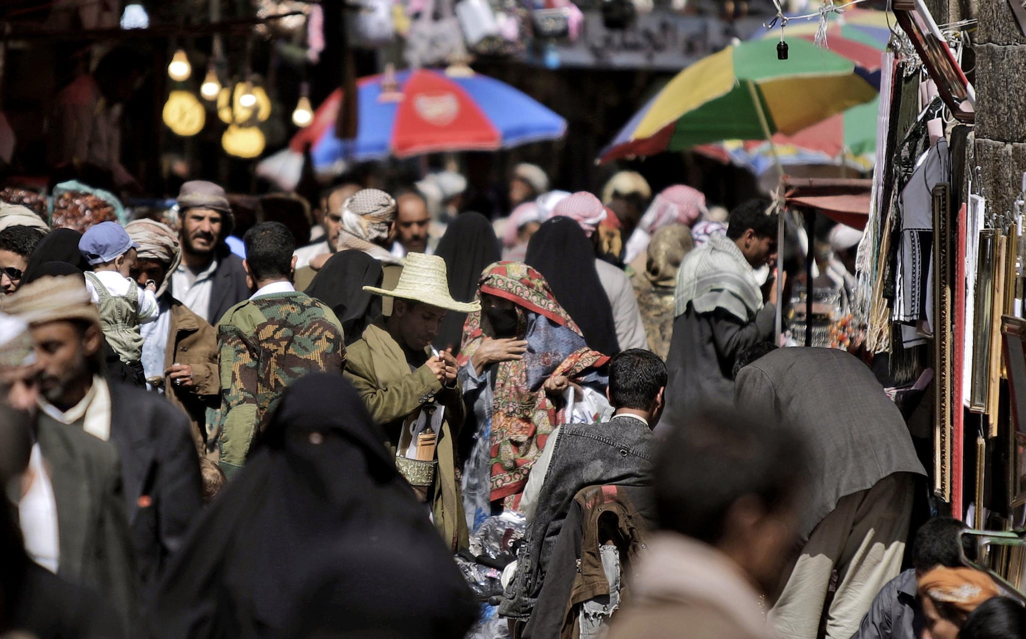 La notizia del rapimento è stata confermata da un funzionario del governo yemenita. Non è nota la nazionalità dei tre, si tratta di due uomini e una donna.