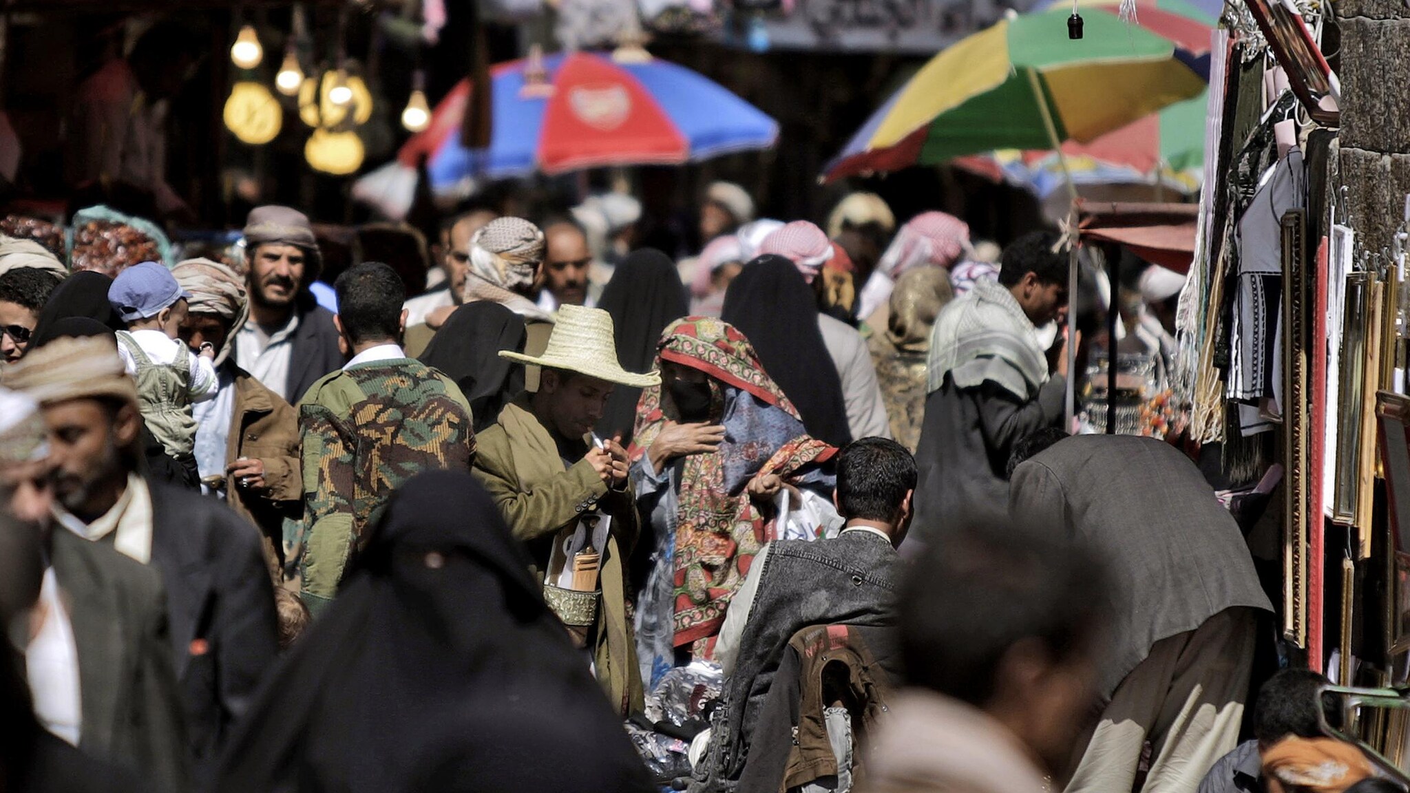 La notizia del rapimento è stata confermata da un funzionario del governo yemenita. Non è nota la nazionalità dei tre, si tratta di due uomini e una donna.