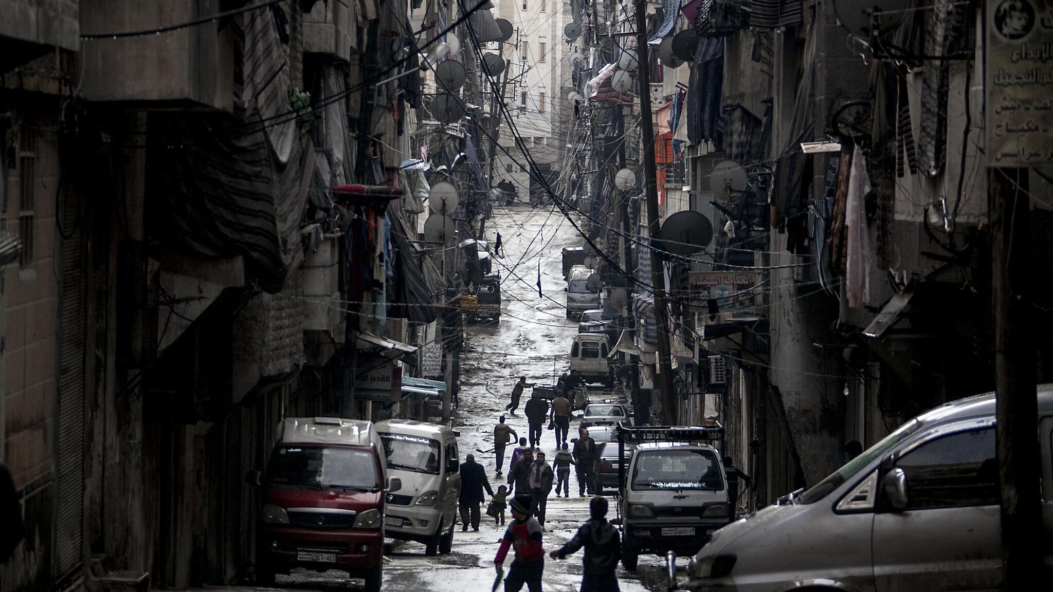 Il sangue continua a scorrere nel Paese dilaniato dalla guerra tra le forze del regime di Assad e quelle dei ribelli. Tragico anche il bilancio parziale di oggi: morte 84 persone tra cui 21 bambini. E l’ultima accusa dell’uso delle armi chimiche arriva da un disertore.