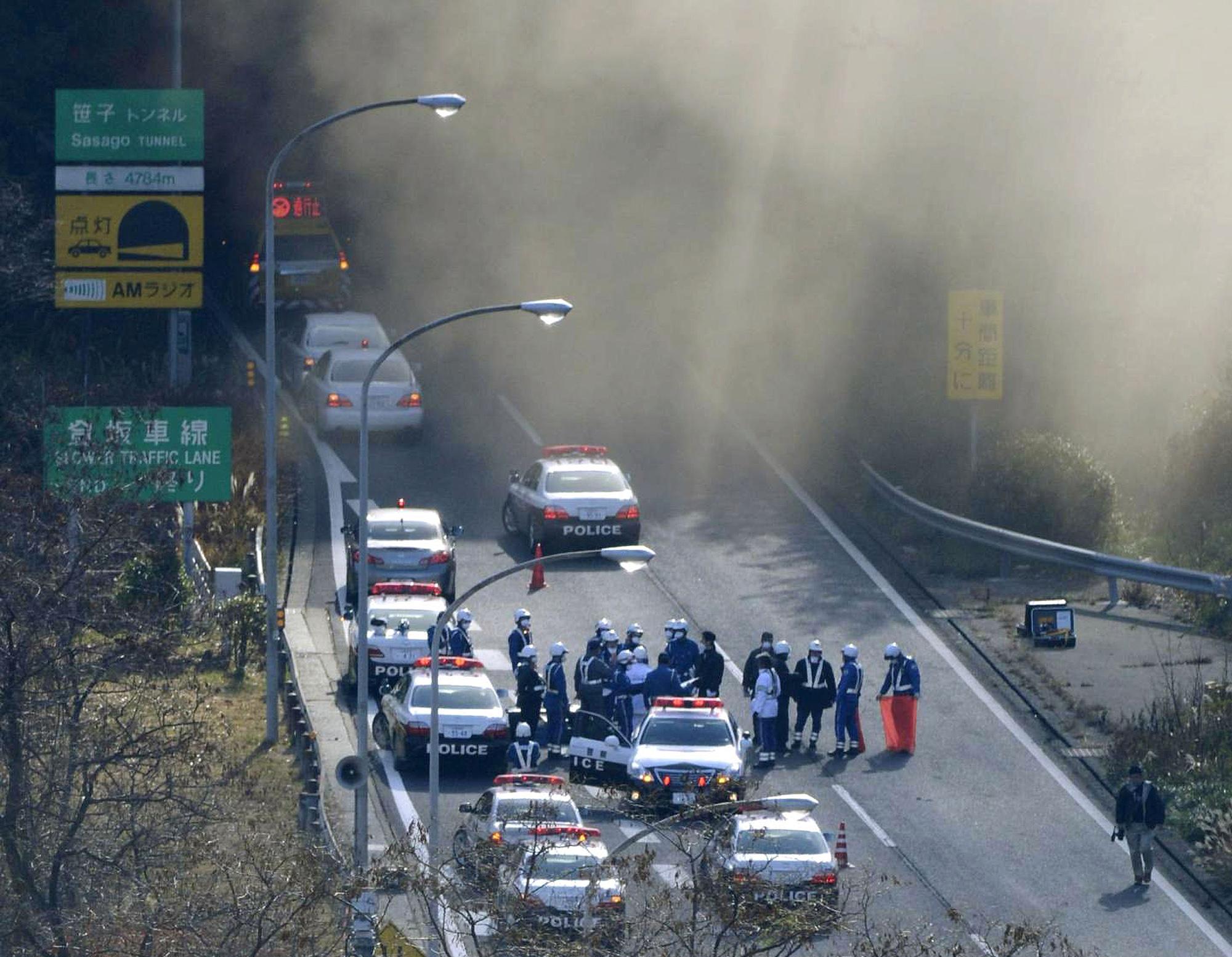 È aumentato il bilancio delle vittime del tragico incidente avvenuto lungo un’autostrada giapponese: fiamme, fumo e macerie hanno travolto quanti erano in transito, i soccorritori hanno trovato altri corpi carbonizzati.