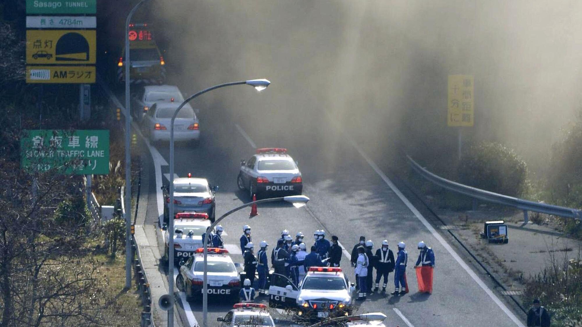 È aumentato il bilancio delle vittime del tragico incidente avvenuto lungo un’autostrada giapponese: fiamme, fumo e macerie hanno travolto quanti erano in transito, i soccorritori hanno trovato altri corpi carbonizzati.