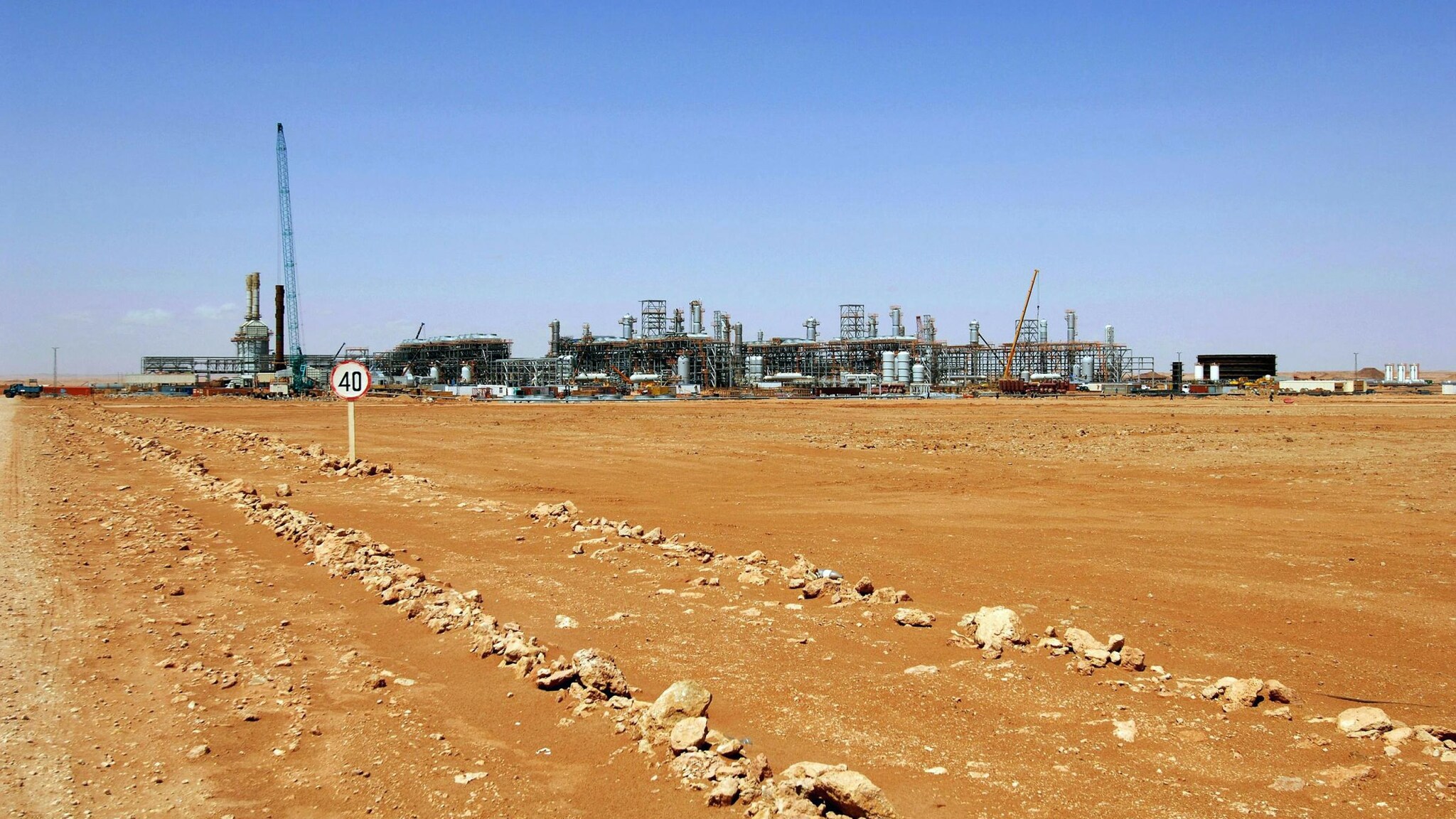 A due giorni dall’operazione del gruppo jihadista e dopo le notizie della strage di ostaggi di ieri la situazione appare ancora molto confusa. L’assedio è continuato nella notte e l’impianto di In Amenas è circondato. I governi occidentali esprimono disappunto.