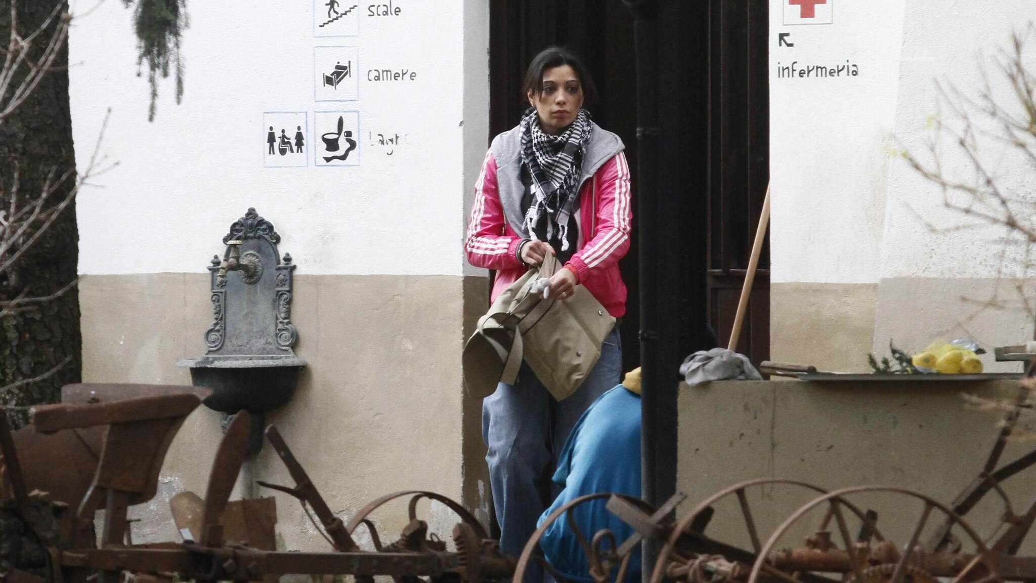 Nel 2001 uccise a coltellate, insieme al fidanzato dell’epoca Omar, la madre Susy e il fratellino Gianluca che aveva solo 11 anni. Ha scontato la sua pena, ora e libera e prova a rifarsi una vita. Ma in un’intervista ammette le difficoltà che incontra ogni giorno.