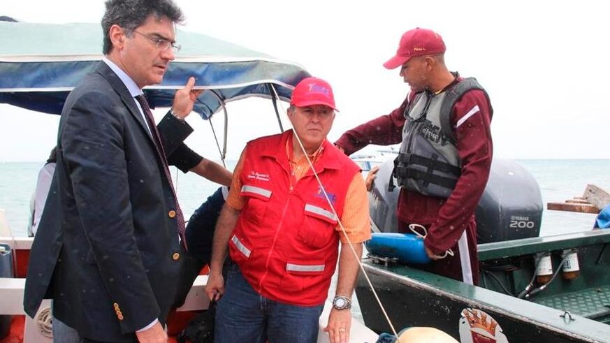 Luca Missoni è rientrato dal Venezuela dove, ha assicurato, la polizia “non ha mai scartato le ipotesi alternative” alla caduta dell’aereo. Dunque le ricerche e le indagini proseguono senza tralasciare alcuna pista.