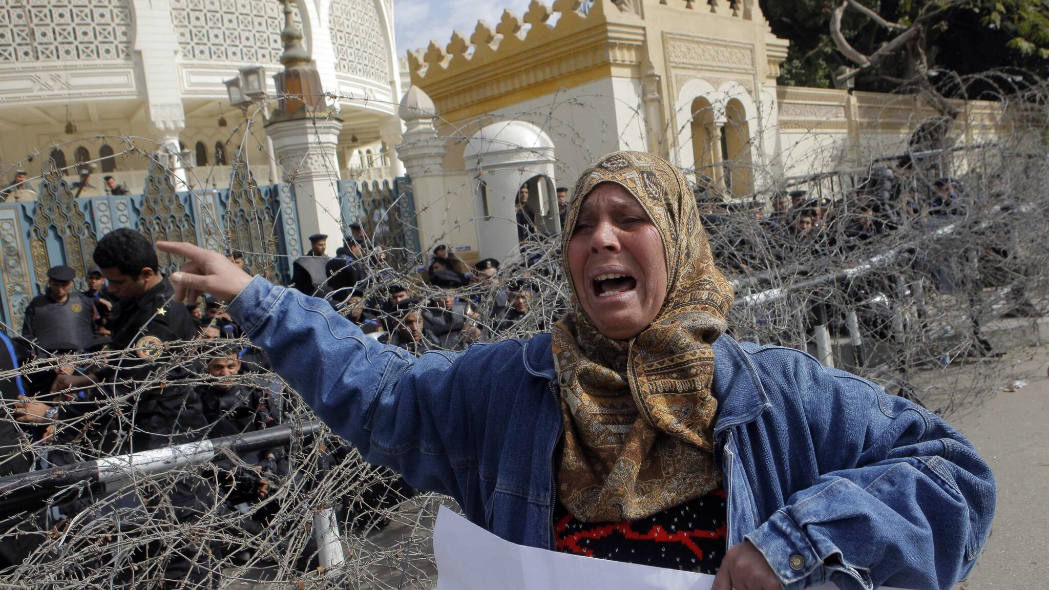 Tensione in Egitto in occasione delle manifestazioni per l’anniversario del 25 gennaio che portò alla destituzione di Hosni Mubarak. Slogan contro i Fratelli Musulmani a Piazza Tahrir, sassi contro le forze di sicurezza.