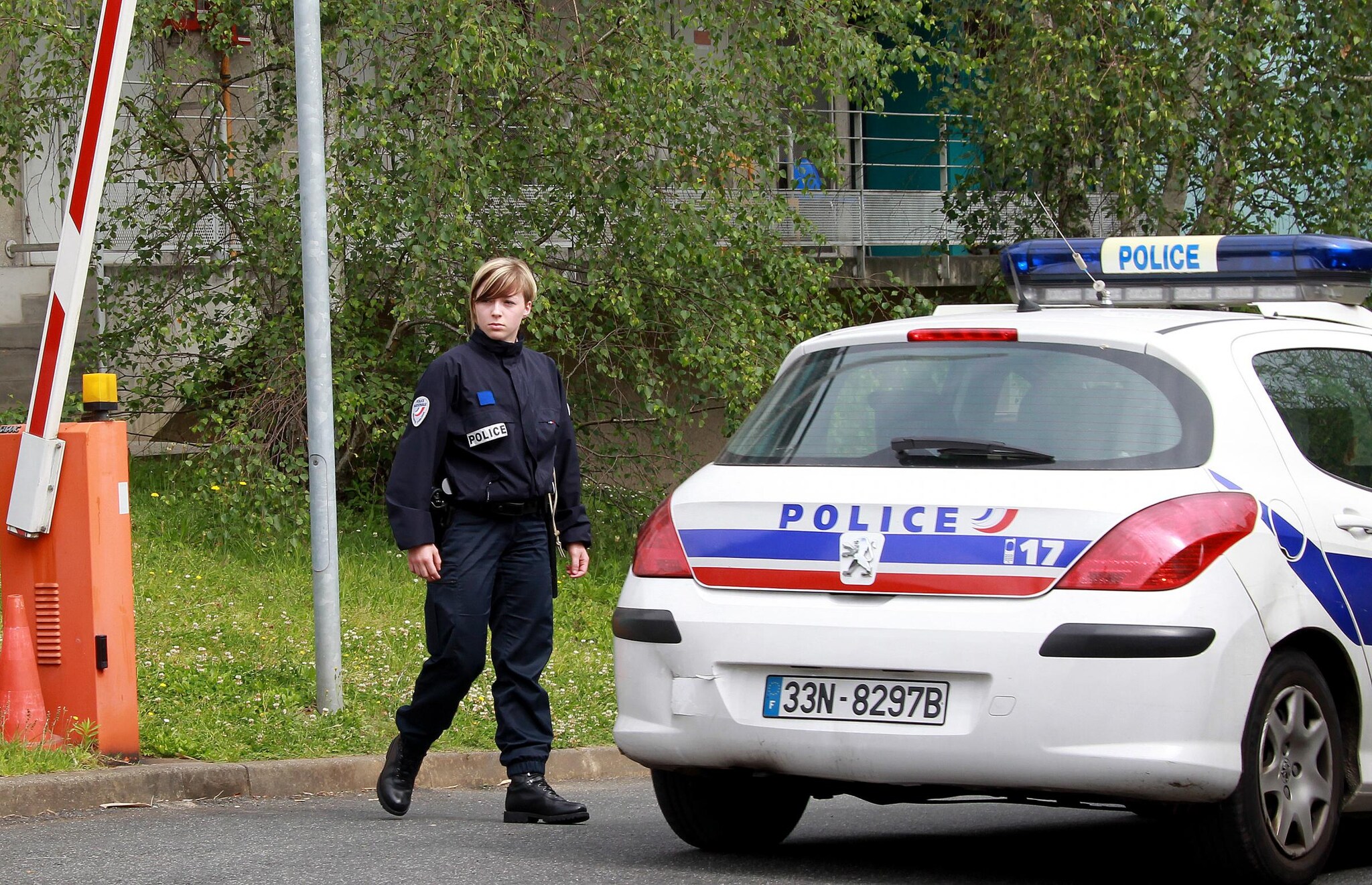 La famiglia, composta da quattro ragazzi dai 14 ai 20 anni, ha vissuto per anni in un vecchio appartamento a Saint-Nazaire, nell’ovest del Paese. Era il padre di 51 anni, ora ricoverato in psichiatria, a tenerli rinchiusi.