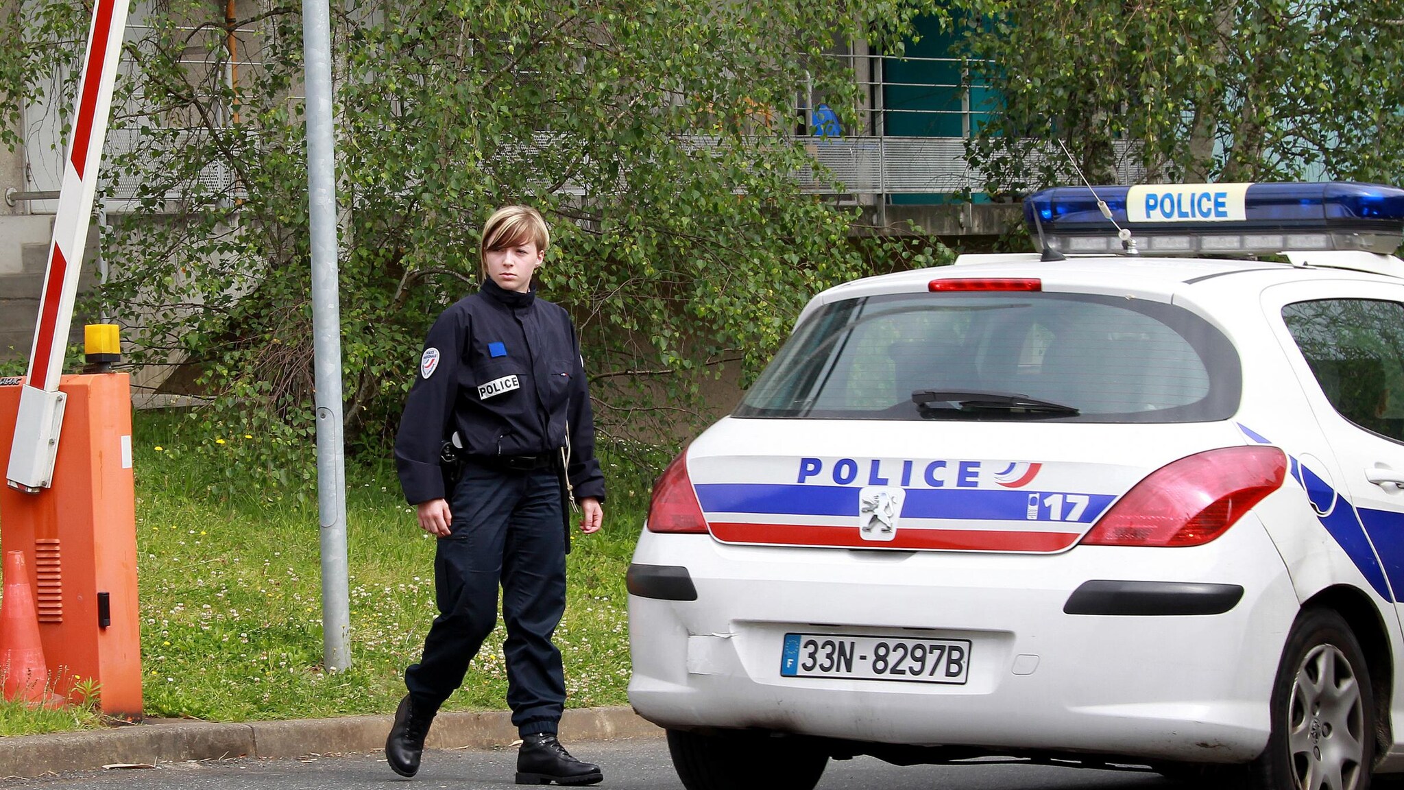 La famiglia, composta da quattro ragazzi dai 14 ai 20 anni, ha vissuto per anni in un vecchio appartamento a Saint-Nazaire, nell’ovest del Paese. Era il padre di 51 anni, ora ricoverato in psichiatria, a tenerli rinchiusi.