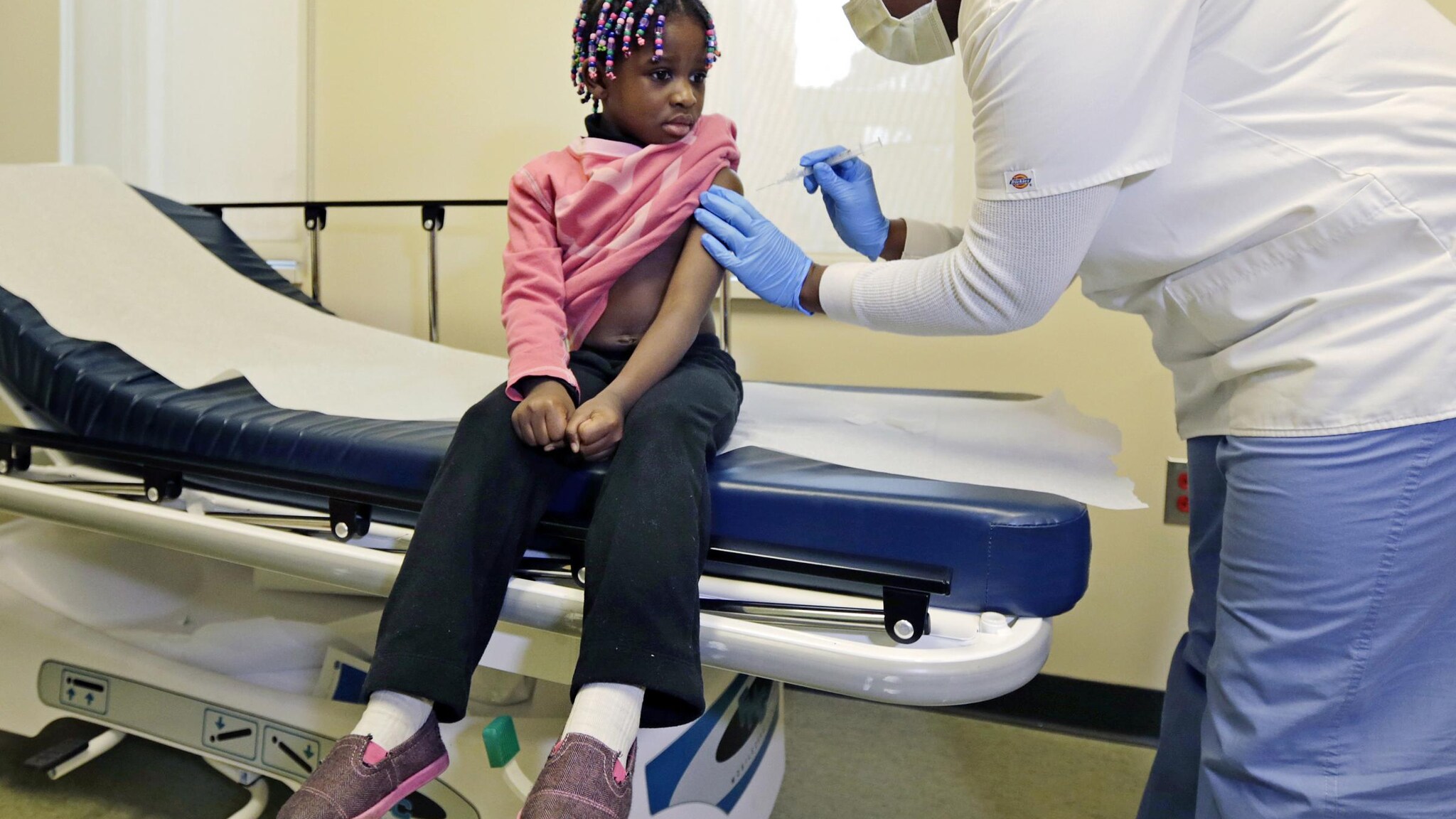 È allarme rosso negli Usa a causa di una epidemia influenzale che ha fatto scattare l’emergenza in 47 Stati. Il bilancio delle vittime sale di giorno in giorno, già più di 20 i bambini morti. Allestite tendopoli all’esterno degli ospedali per la mancanza di posti letto.