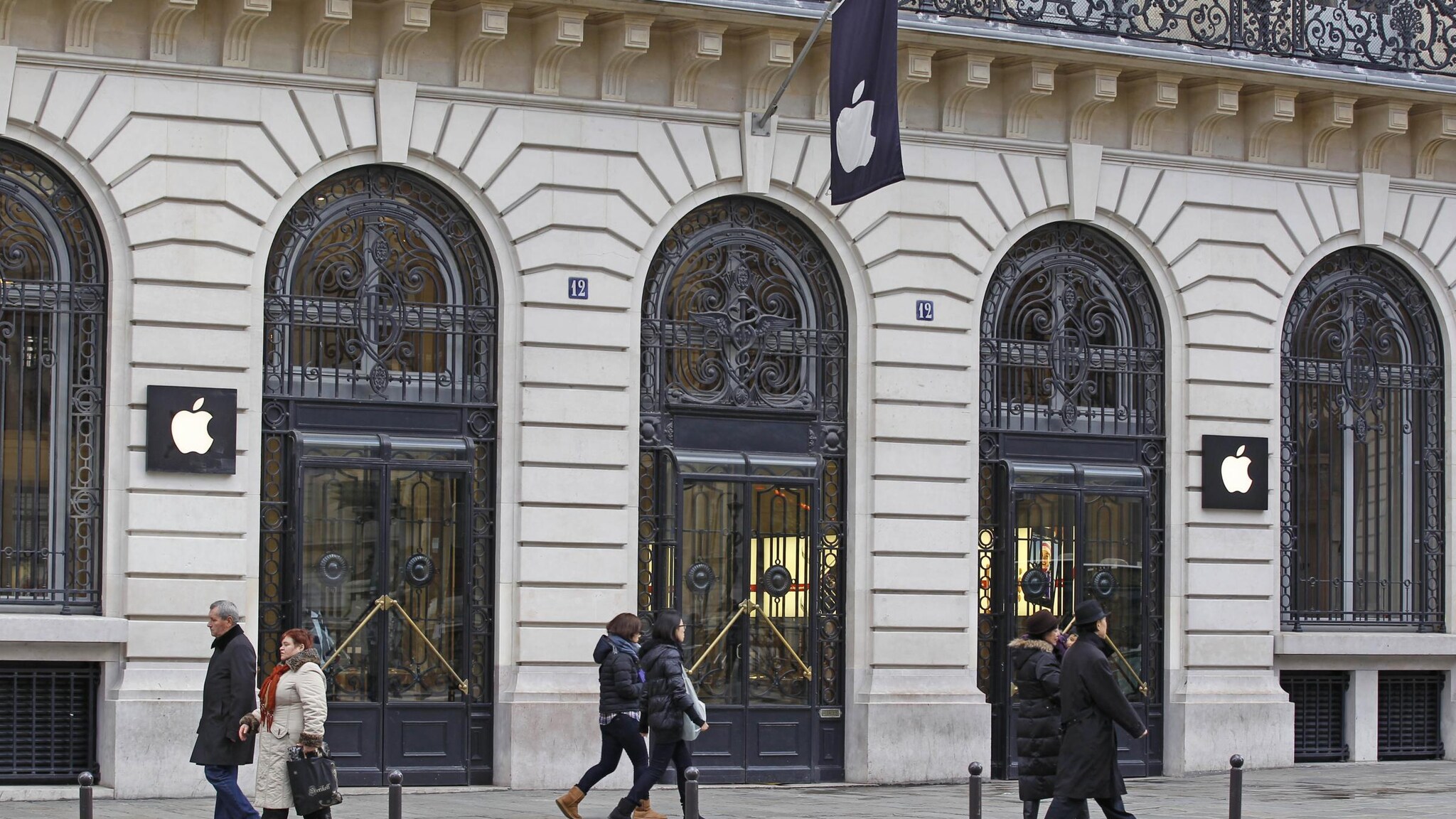Mentre i parigini si preparavano per festeggiare l’arrivo del nuovo anno quattro ladri armati sono entrati nello store che si trova nel quartiere Opera e hanno portato via merce dal valore, scrivono i giornali francesi, di circa un milione di euro.