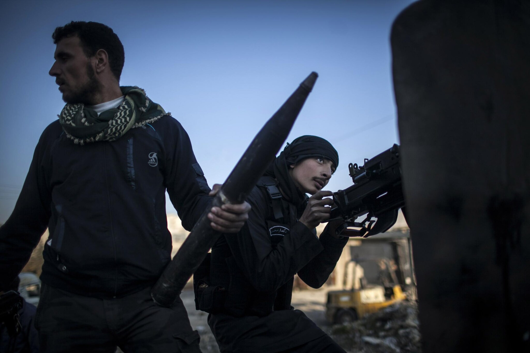 È stata la televisione satellitare al-Arabiya, che cita fonti di Aleppo, a dare notizia dell’uccisione di Yves Debay, corrispondente di guerra di nazionalità belga. Il ministro degli Esteri di Bruxelles per ora non ha confermato il decesso, ma sono state già diffuse delle foto del suo corpo senza vita. 