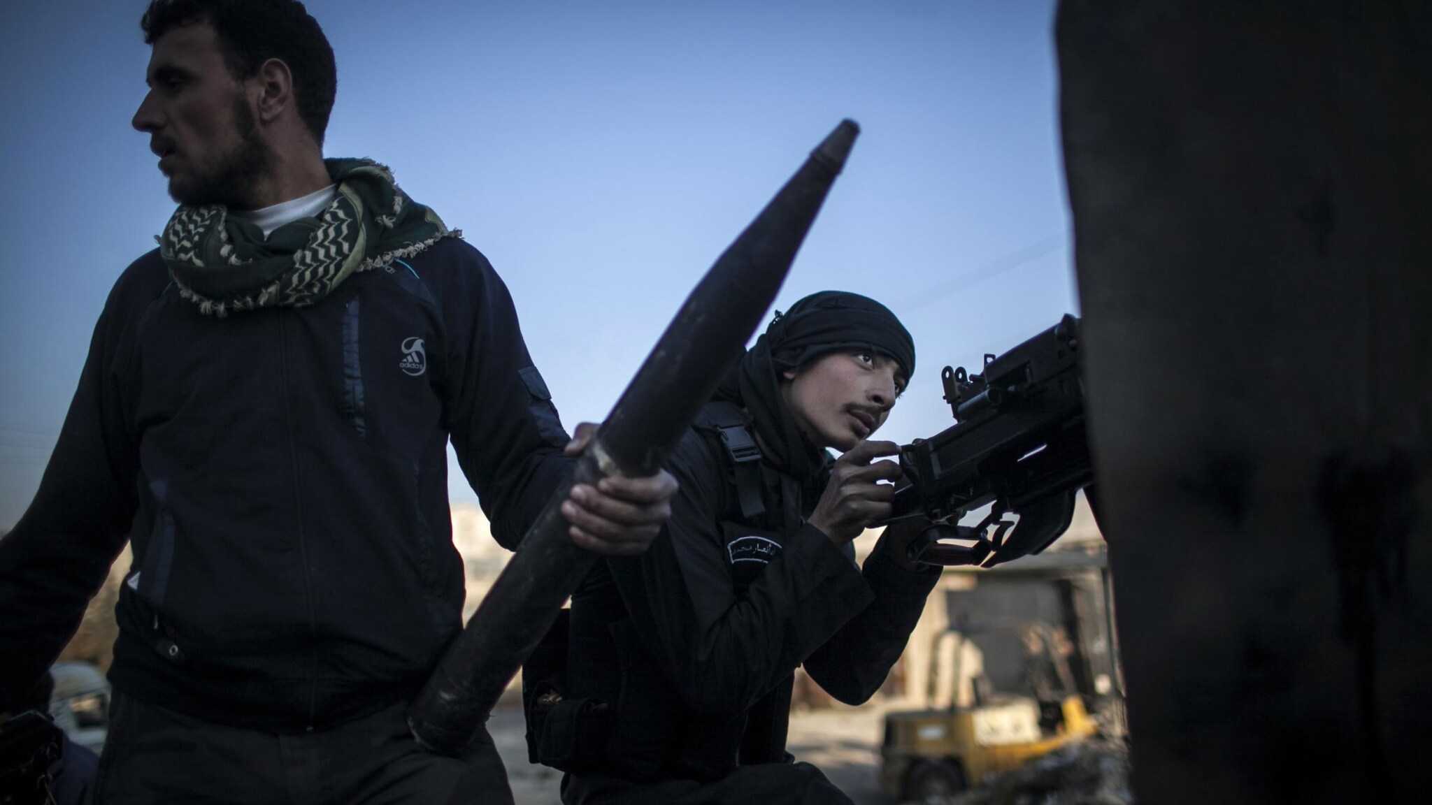 È stata la televisione satellitare al-Arabiya, che cita fonti di Aleppo, a dare notizia dell’uccisione di Yves Debay, corrispondente di guerra di nazionalità belga. Il ministro degli Esteri di Bruxelles per ora non ha confermato il decesso, ma sono state già diffuse delle foto del suo corpo senza vita.