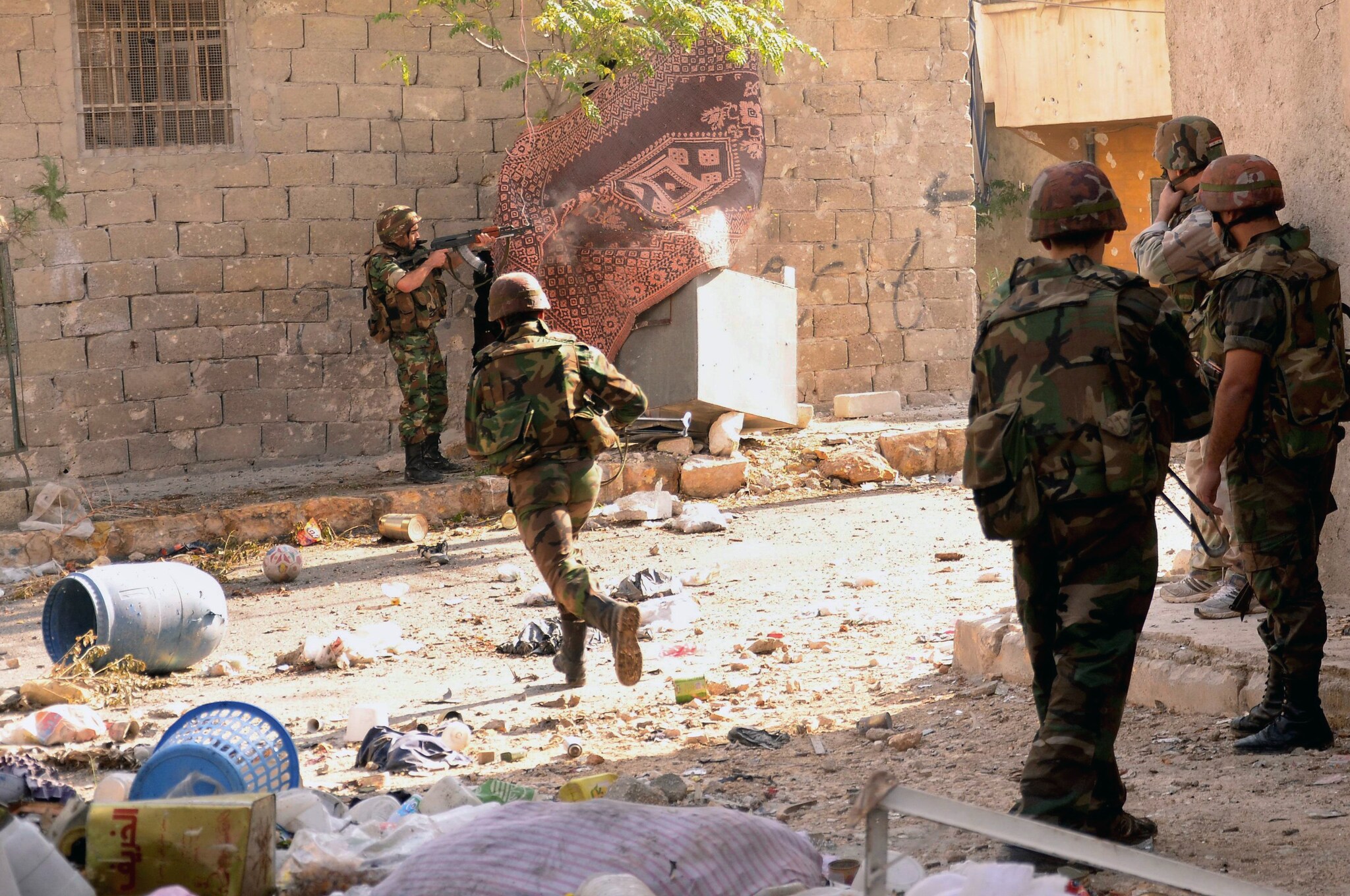 Gli attivisti parlano dell’ultima terribile strage compiuta dal regime di Assad: martedì sarebbero stati uccisi nei pressi di Homs 106 civili, tra cui tante donne e bambini.