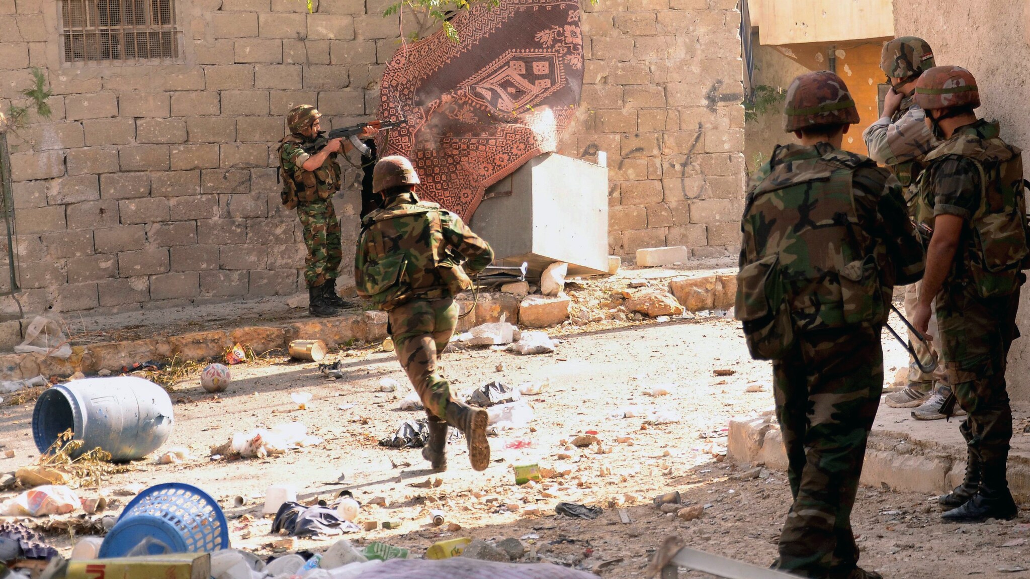 Gli attivisti parlano dell’ultima terribile strage compiuta dal regime di Assad: martedì sarebbero stati uccisi nei pressi di Homs 106 civili, tra cui tante donne e bambini.