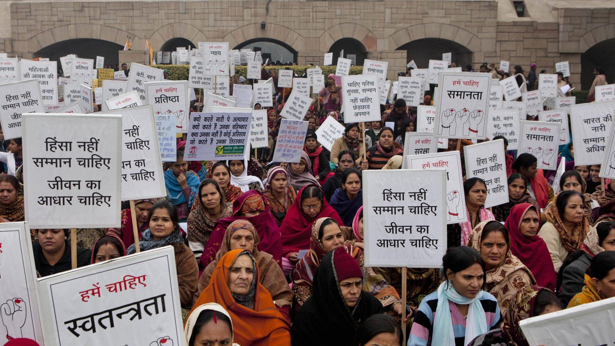 La polizia indiana ha presentato le accuse di stupro e di omicidio per 5 accusati della violenza sessuale su una giovane poi morta per le lesioni. Il processo sarà a porte chiuse, l’associazione degli avvocati indiani non intende assumere la difesa dei presunti stupratori.