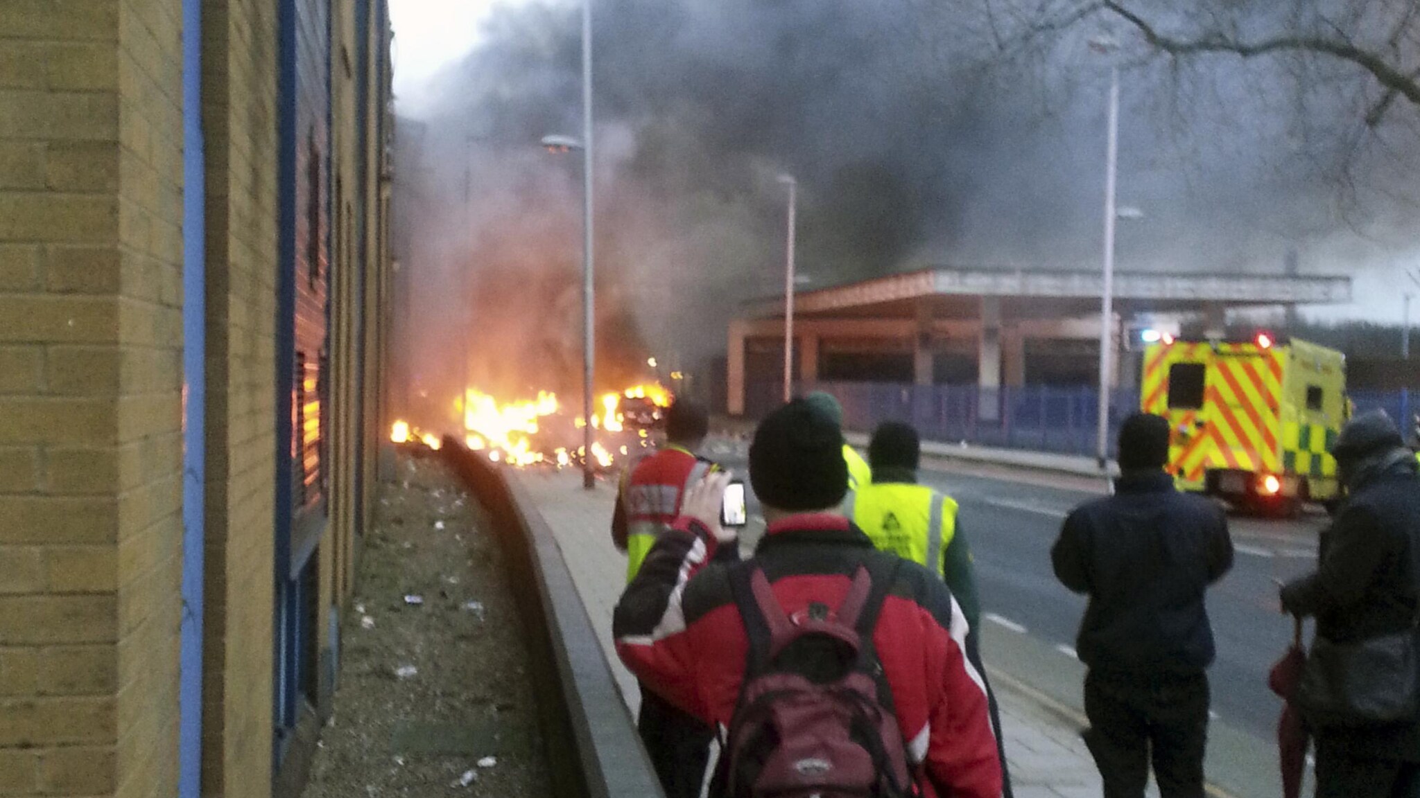 L’incidente si è verificato alle 8 di questa mattina nella zona sud di Londra dopo aver urtato una gru nel quartiere Vauxhall. Le prime immagini che arrivano dal posto.
