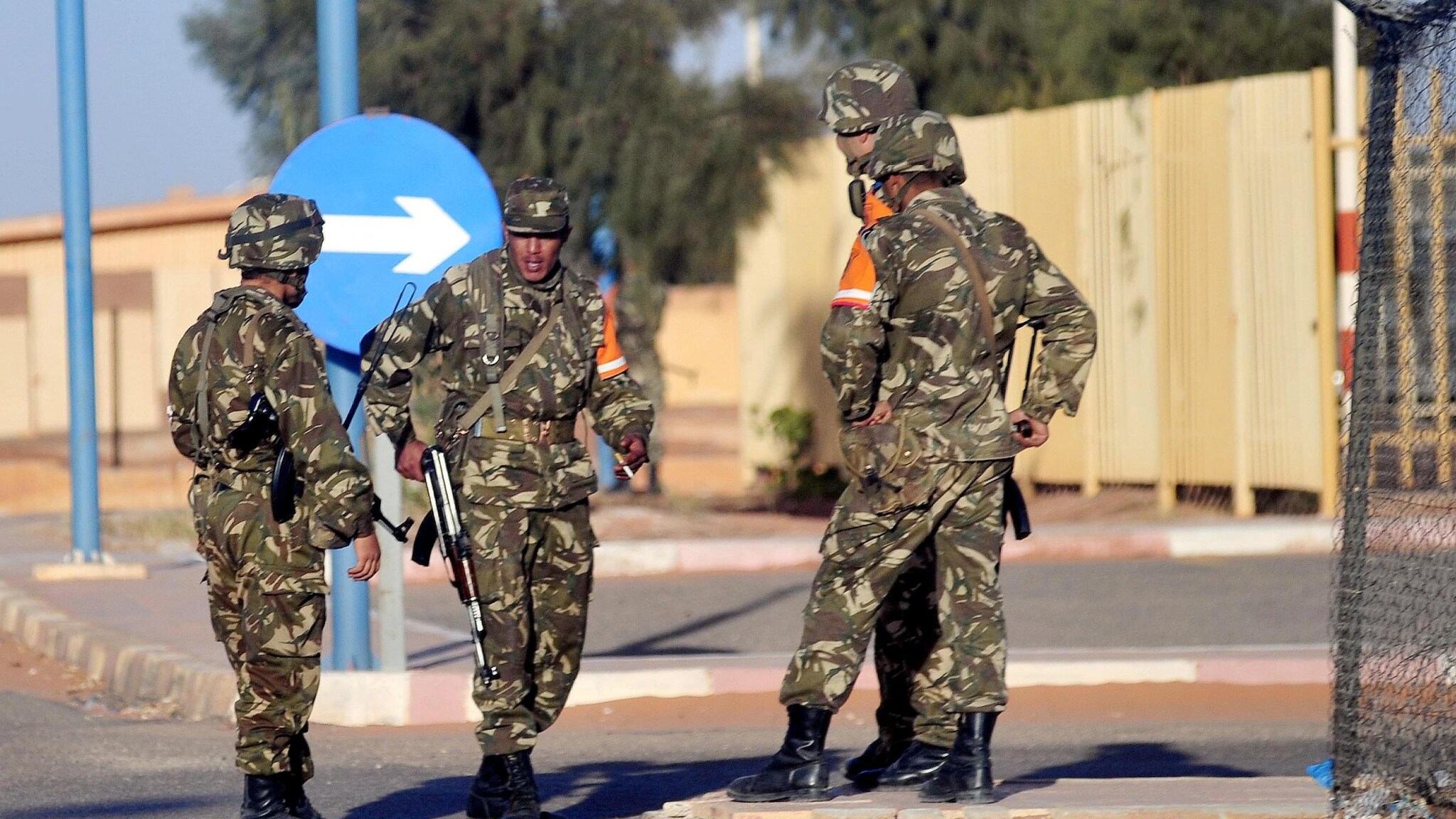 In un video il leader islamista rivendica il sequestro di ostaggi in nome di Al Qaeda, nel sito di In Amenas, intanto, sono stati trovati altri cadaveri. Il ministro della Comunicazione di Algeri: "Temo che il numero dei morti debba esser rivisto al rialzo".