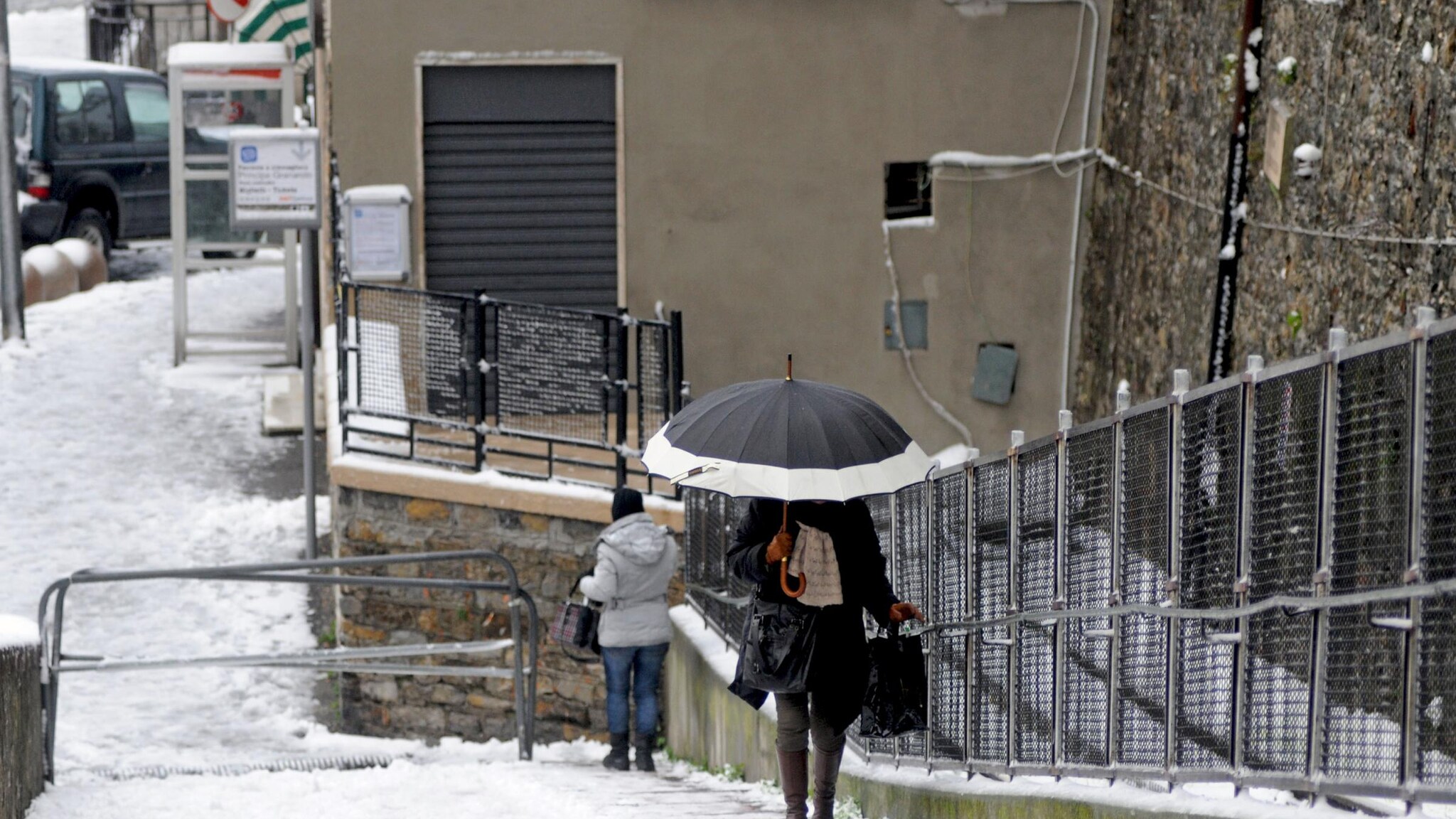 La neve è arrivata abbondante in alcune regioni del Centro-Sud, in particolare in Basilicata dove ha creato diversi disagi e alcuni sindaci hanno disposto la chiusura delle scuole. Imbiancato anche il Centro-Nord. Nella Capitale, invece, solo pioggia e nevischio.